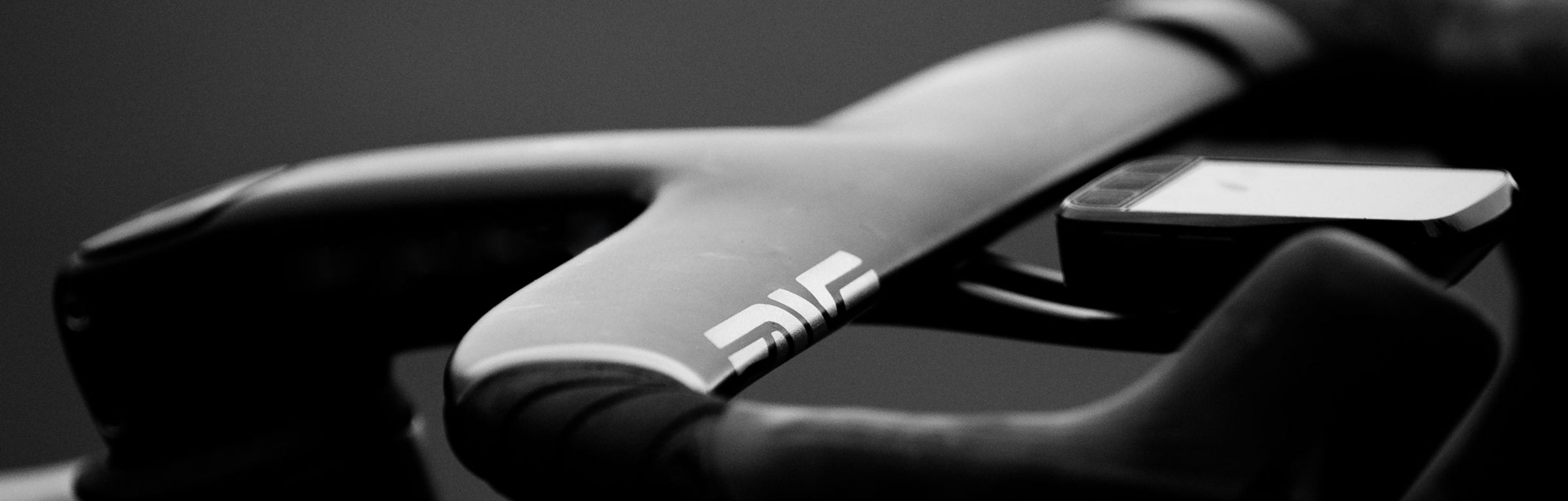 Close-up van het ENVE SES Aero Pro One-Piece stuur in zwart met aerodynamisch design.