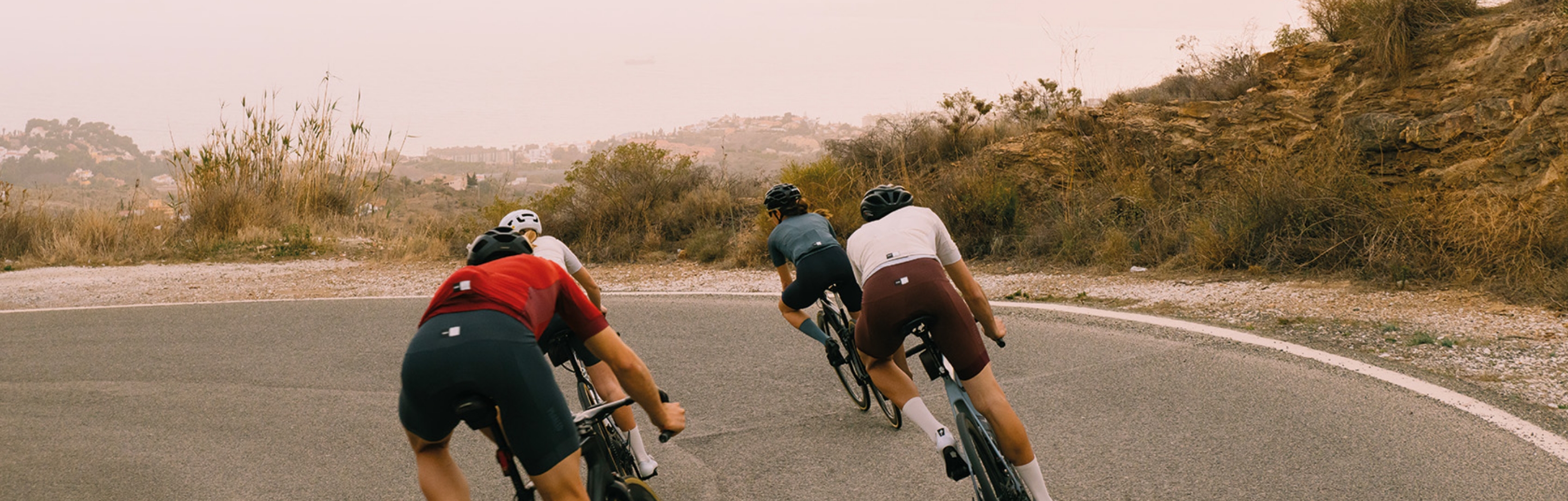 Hoogwaardige fietskleding voor racefietsen, gravelfietsen, bikepacking en de stad