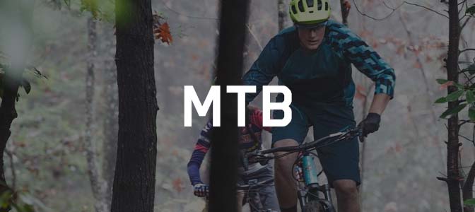 Hombre en la montaña haciendo MTB con un casco KASK