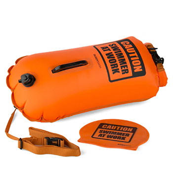 Produktbild von Buddyswim Boya Drybag 28lt - Schwimmboje + Badekappe - orange/caution swimmer at work