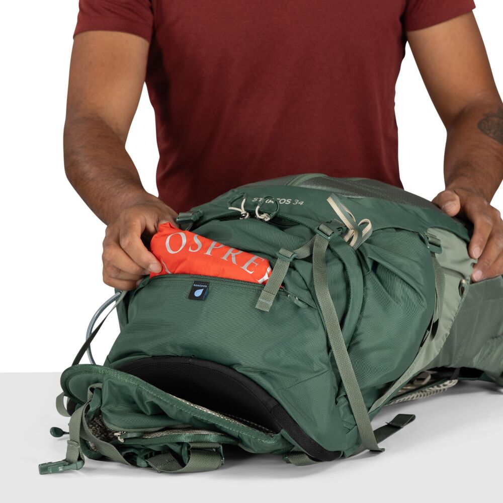 green osprey men backpack Men's Atmos AG 65 while the BioStretch harness and hip belt wrap around the body dynamically Osprey Men's Farpoint 40L Lightweight