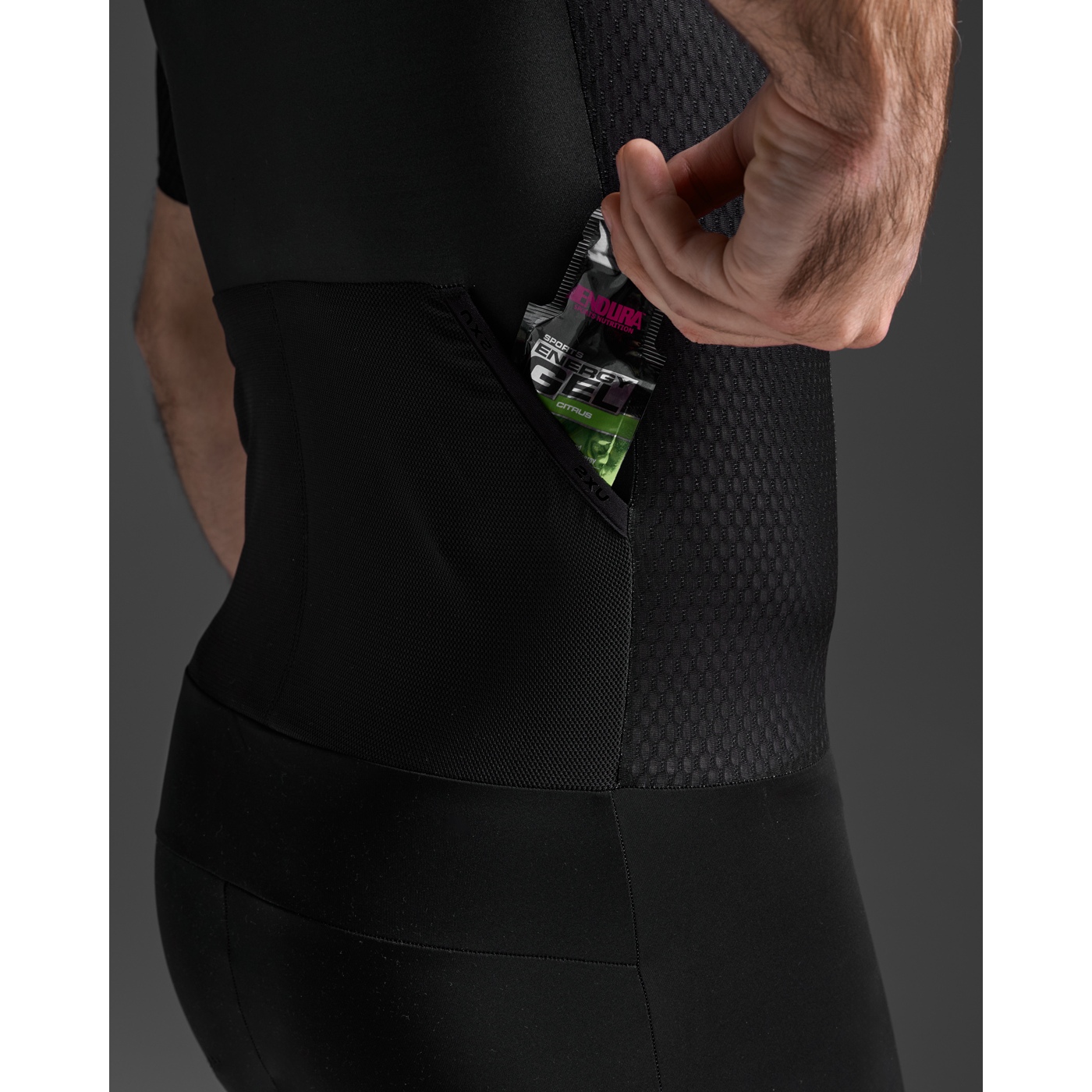 2XU Aero Hex Sleeved Trisuit Heren - zwart/wit | BIKE24 BE