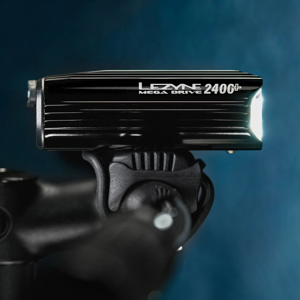LEZYNE MEGA DRIVE 2400+ ブラック Lezyne Mega Drive 2400+ Loaded Kit Fietslamp Vooraan - zwart | BIKE24