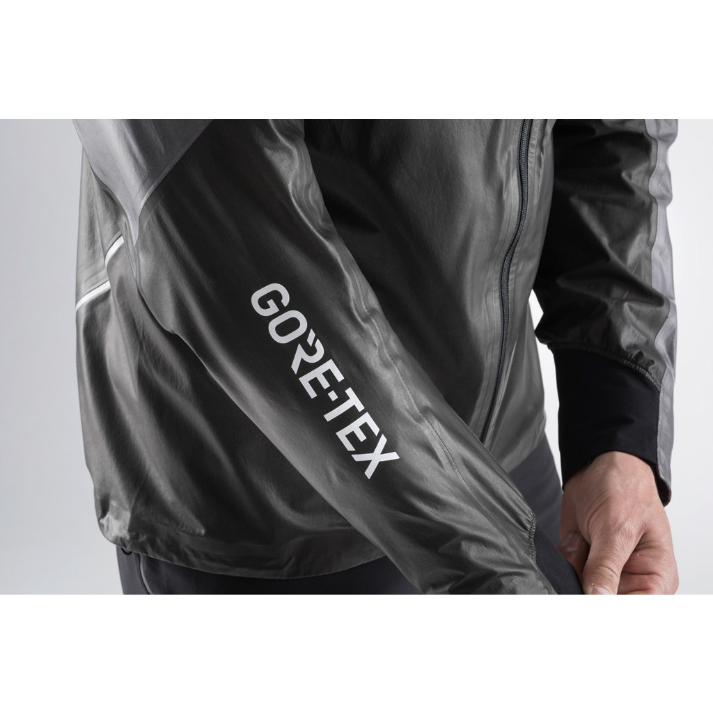 R7 GORE-TEX SHAKEDRY™ Trail Hooded Jacket - black |