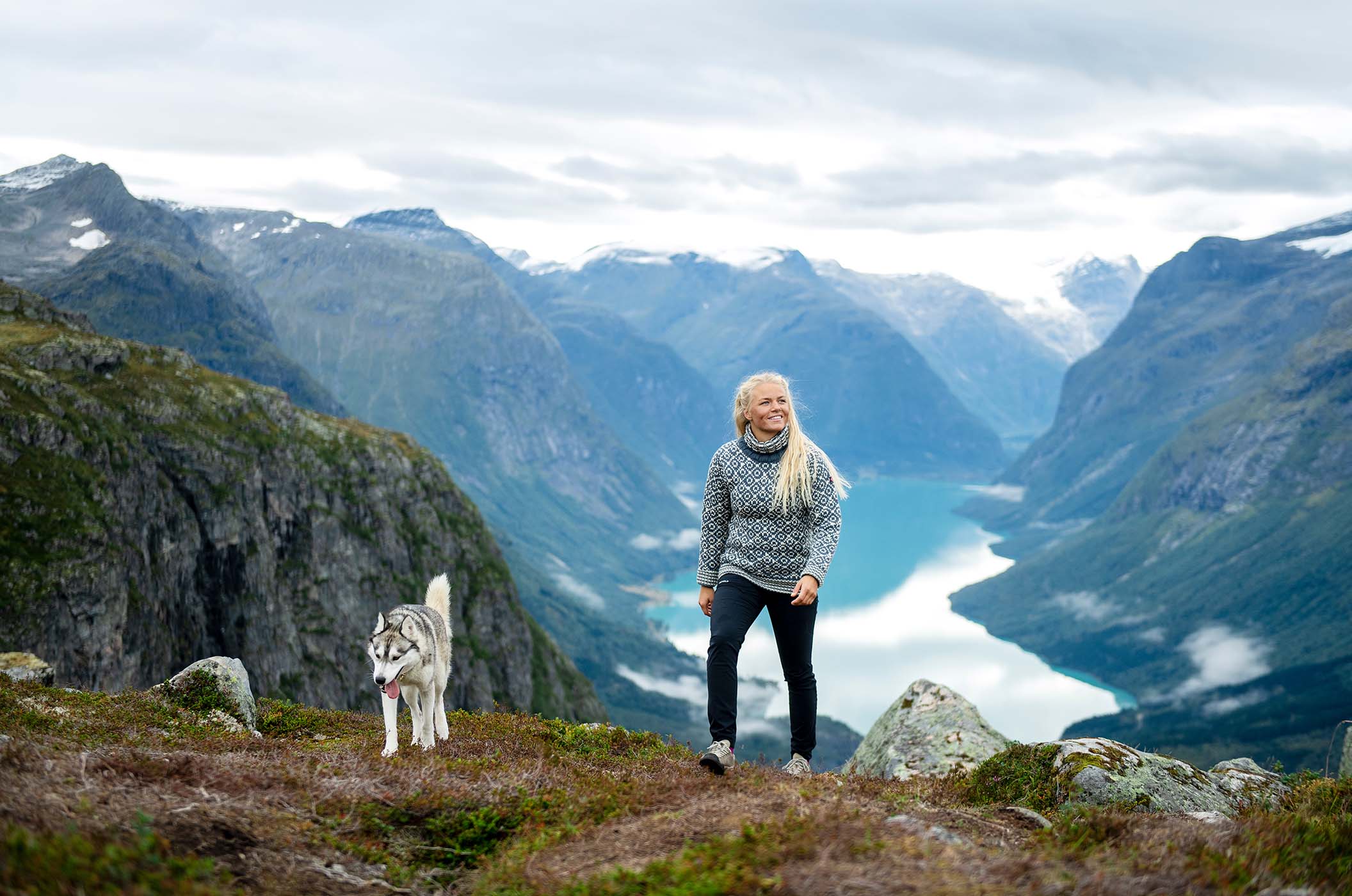 Frau in Devold Merino-Pullover in den Bergen von Norwegen
