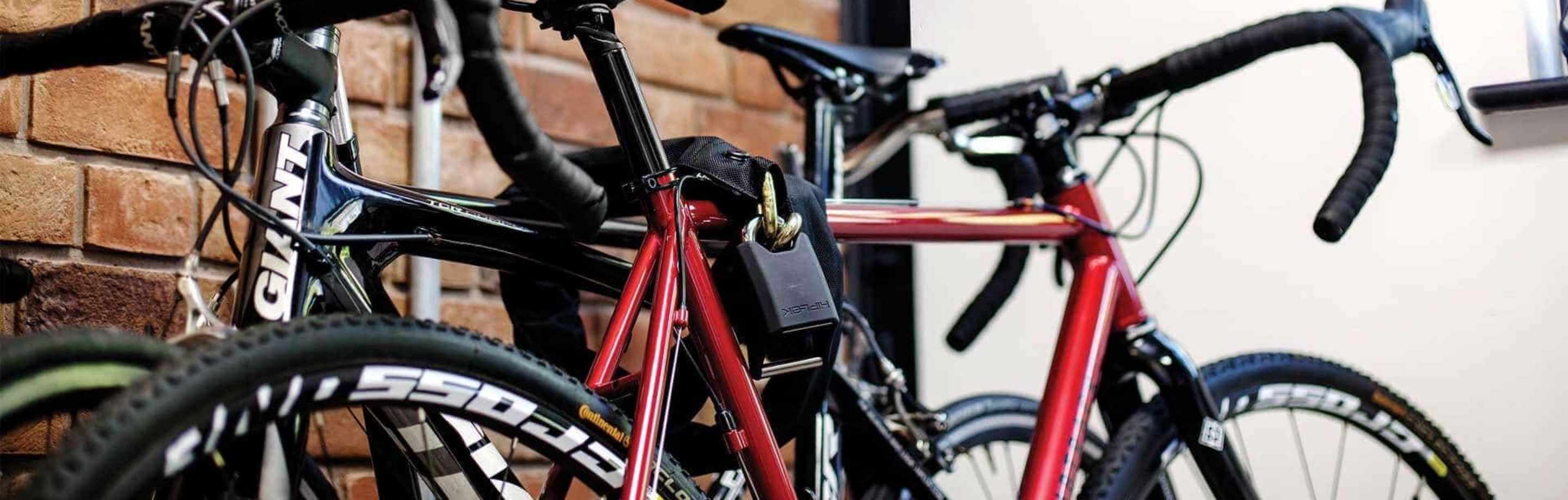 Bicicleta roja con un candado de cadena Hiplok
