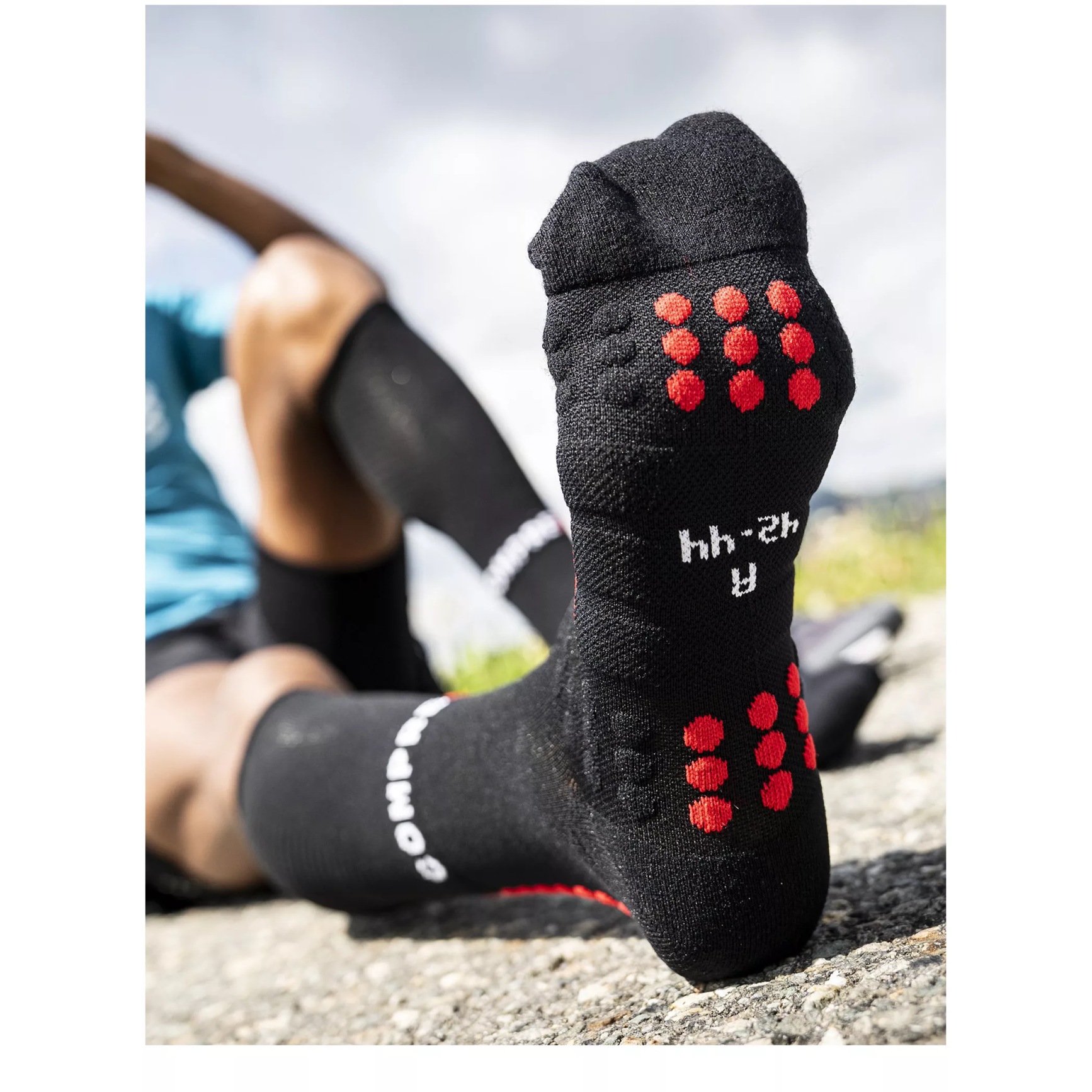 https://images.bike24.com/i/mb/1b/a7/e2/compressport-full-winter-run-compression-socks-black-high-risk-red-2-1560875.jpg