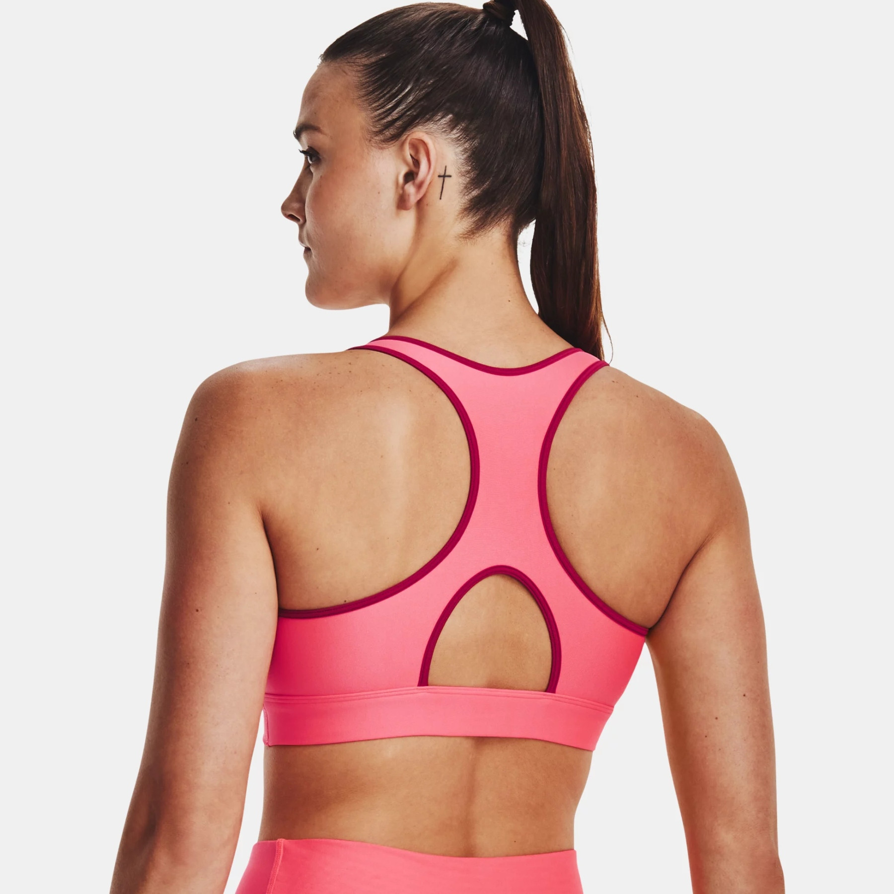 High tech never looked so fun. The Under Armour HeatGear Logo Band Sports  Bra in Pink Edge brings next level comfort in summer ready pink. 💗