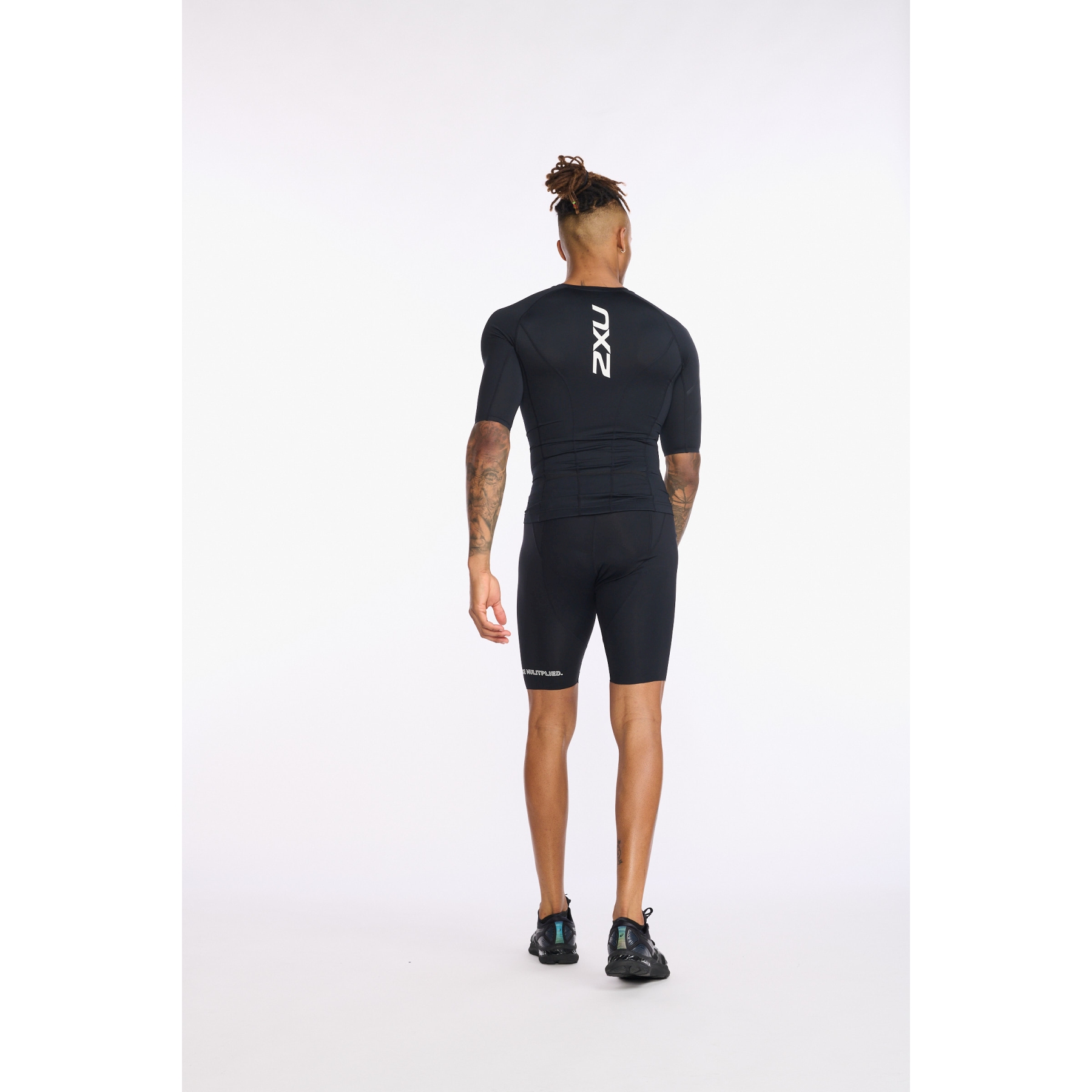 2XU Aero Tri Sleeved Top Men - black/white | BIKE24