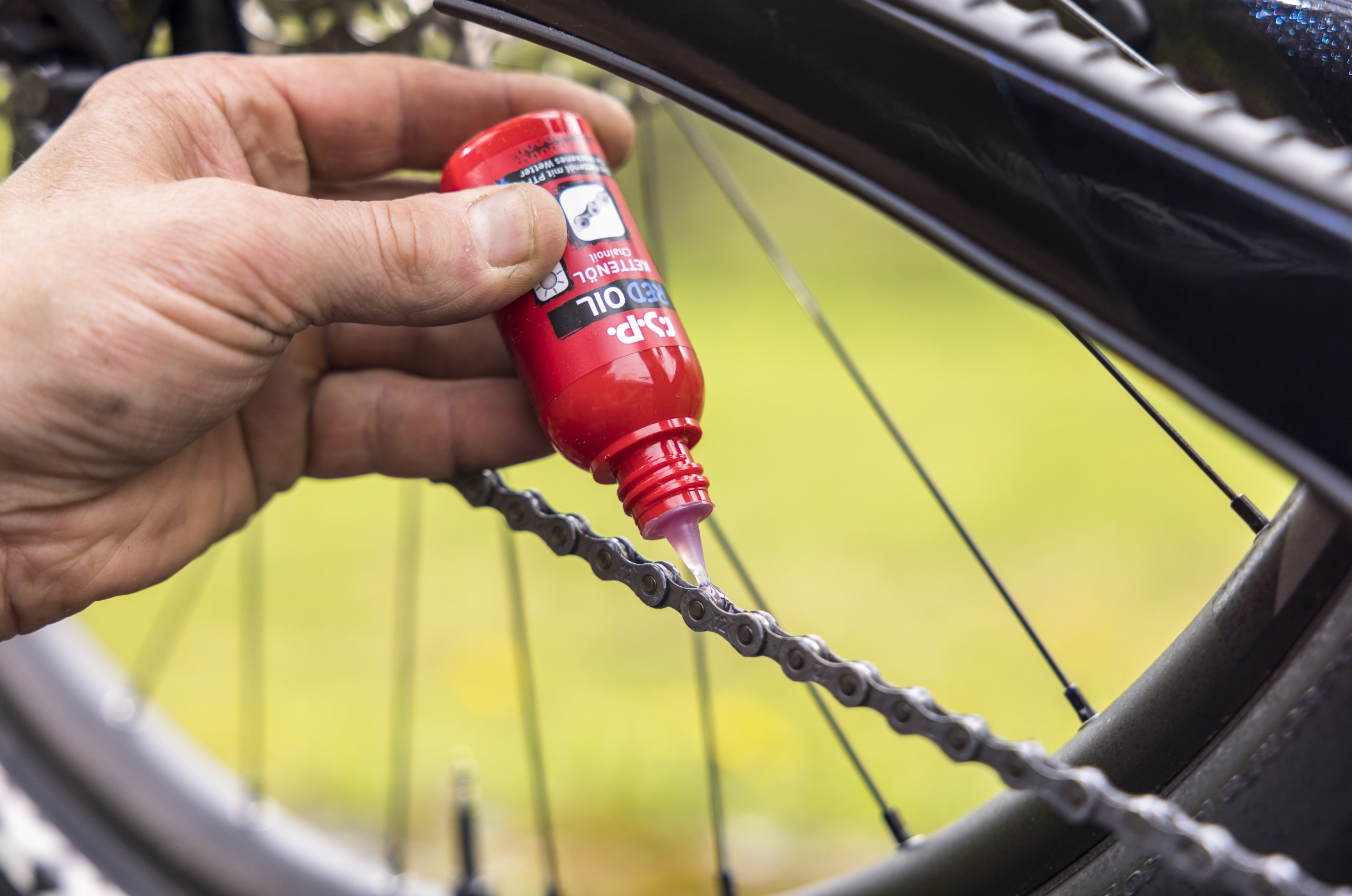 Pflege einer Fahrradkette mit Kettenöl
