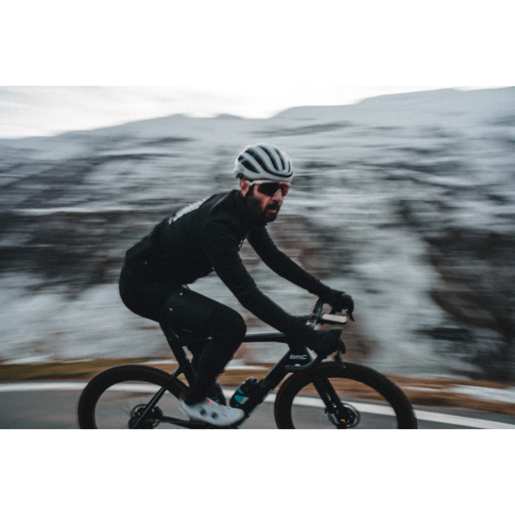 https://images.bike24.com/i/mb/2a/67/87/biehler-deep-winter-bib-tights-men-black-5-1597749.jpg