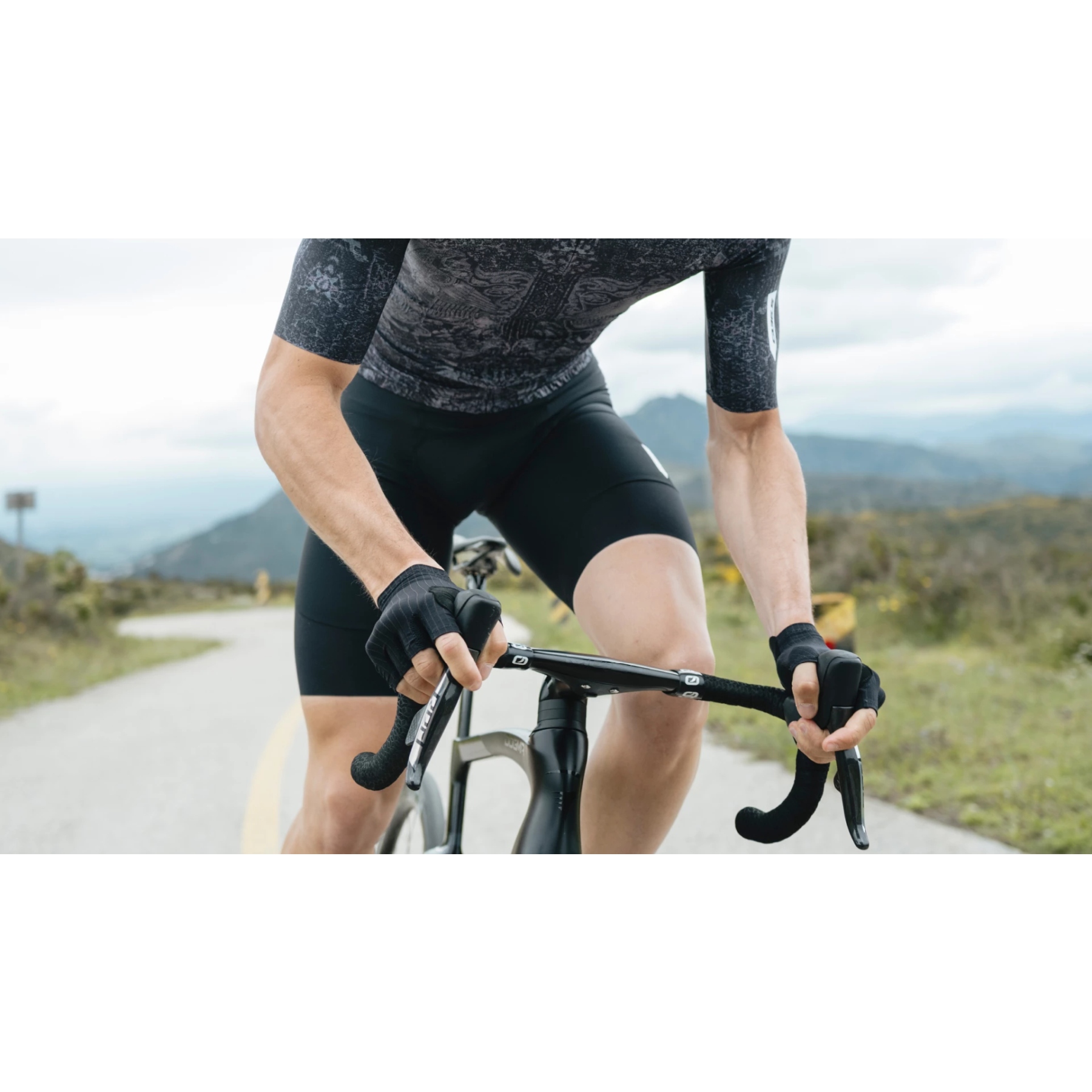 Q36.5 ビブショーツ（Gregarius Grid Skin） Cycling Gregarius Grid Skin Bib Shorts - Black • Q36.5