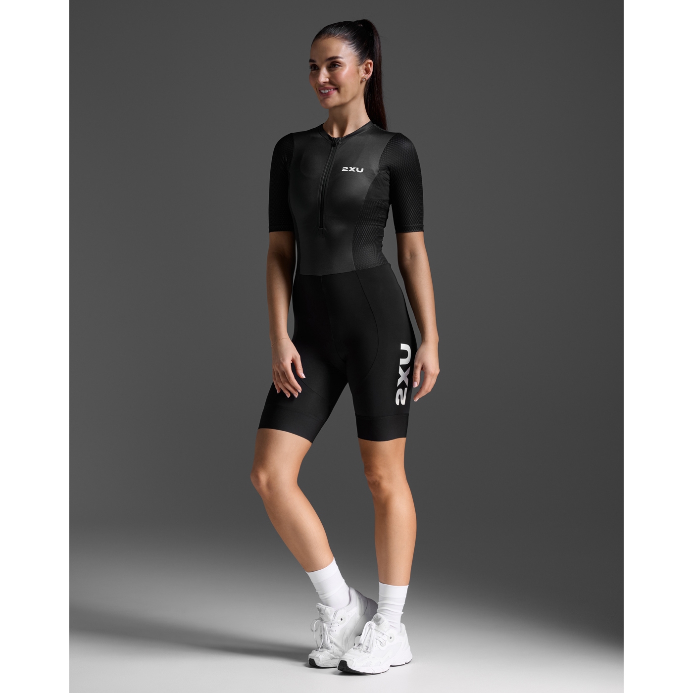2XU Aero Hex Sleeved Trisuit Women - black/white | BIKE24