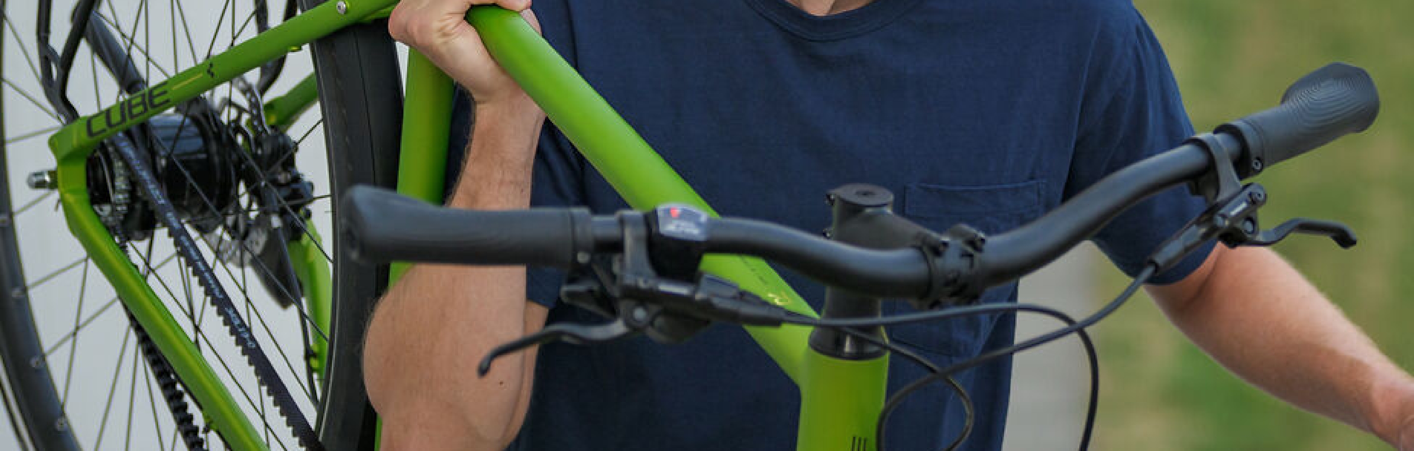 Poignées ergonomiques RFR sur un guidon de vélo noir, présentées en détail.