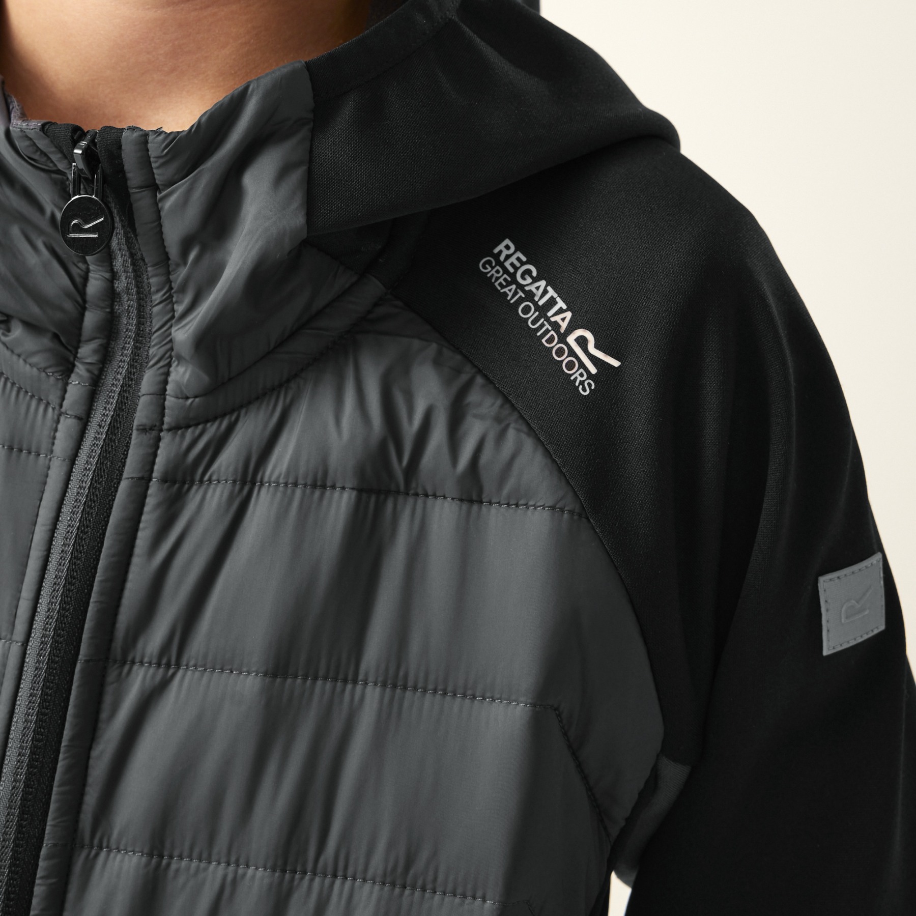 Regatta Giacca Ibrida Kielder IX Per Bambini E Ragazzi – Pannelli In Poliammide Idrorepellenti, Inserti Extol Stretch, Isolamento Warmloft Down-Touch. Cappuccio, Polsini E Orlo Elasticizzati, Tasche Con Zip E Dettagli Riflettenti. Unisex.