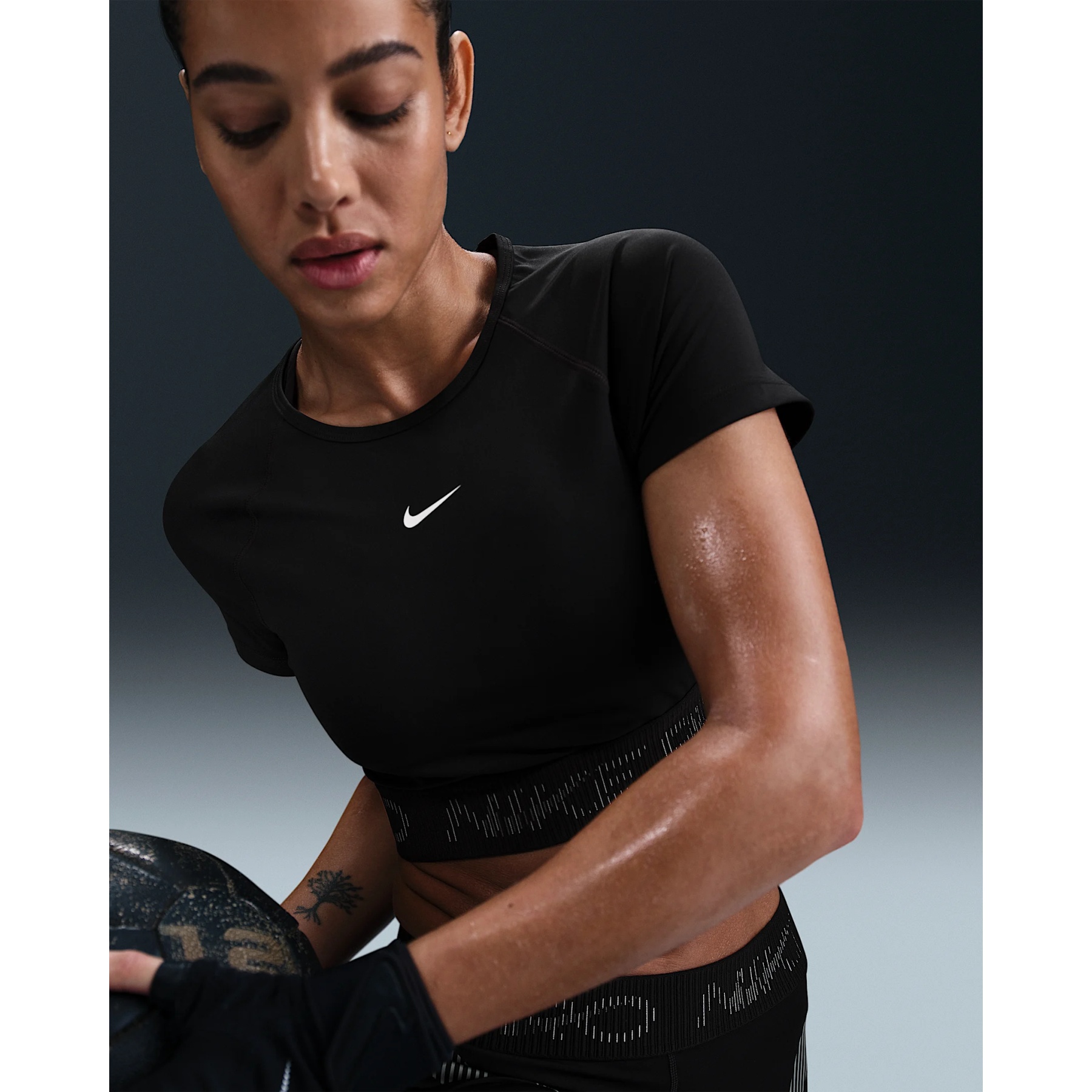 nike black short sleeve crop top