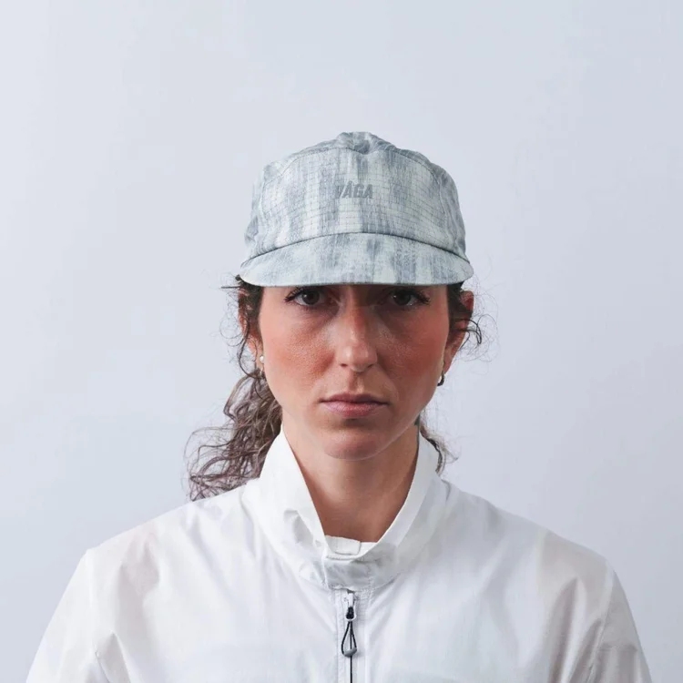 VÅGA Night Club 2.0 Running Cap - Light Grey / Silver | BIKE24