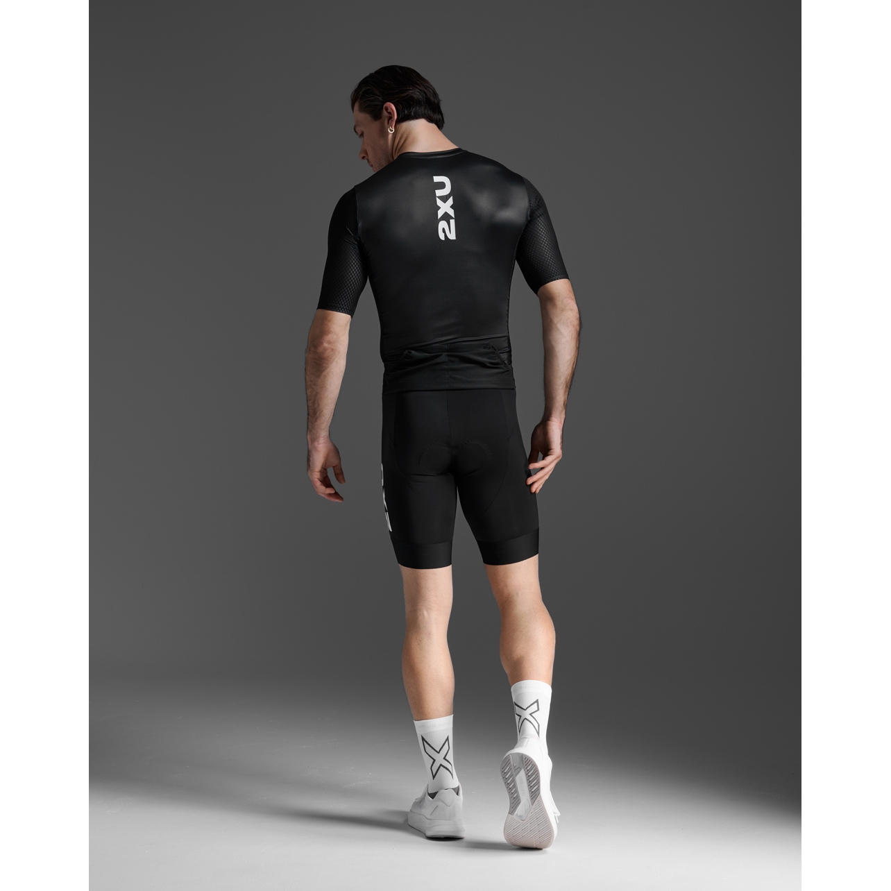2XU Aero Hex Tri Sleeved Top Men - black/white | BIKE24