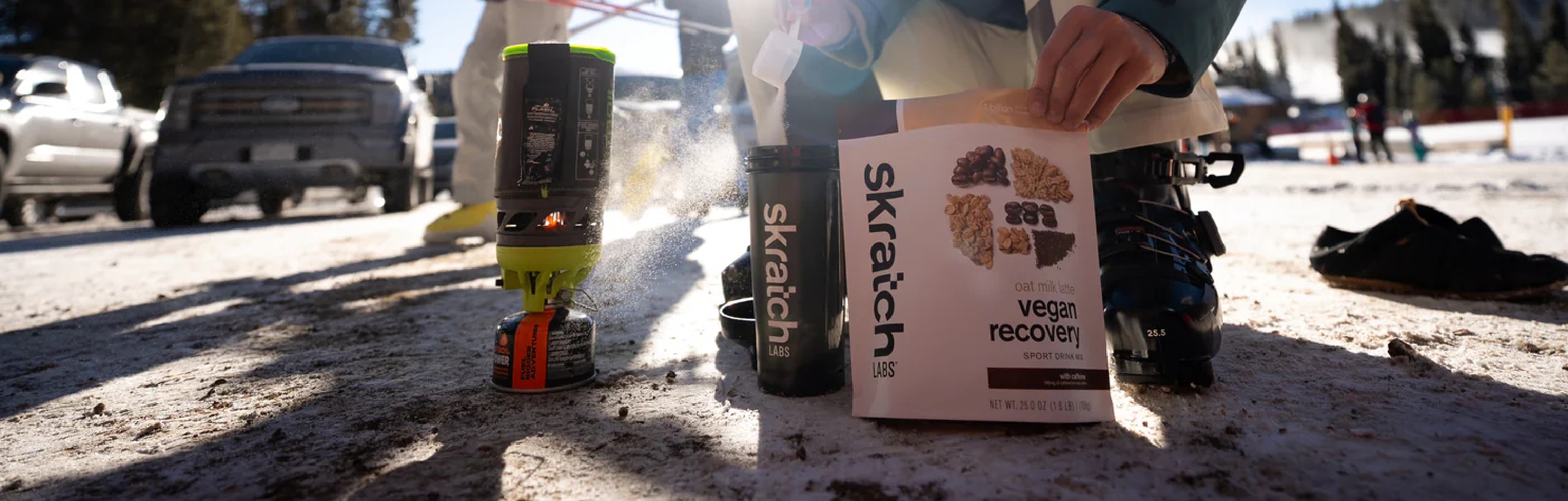 Eén persoon kookt buiten een heerlijke maaltijd met Skratch Labs.