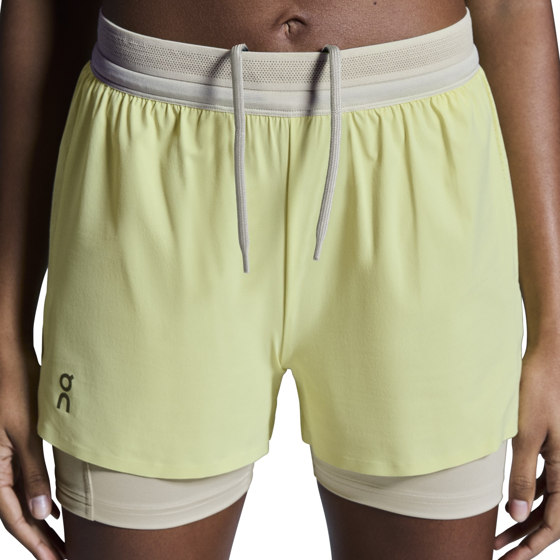 Produktbild von On 3&quot; Performance 2/1 Laufshorts Damen - Limelight | Sand