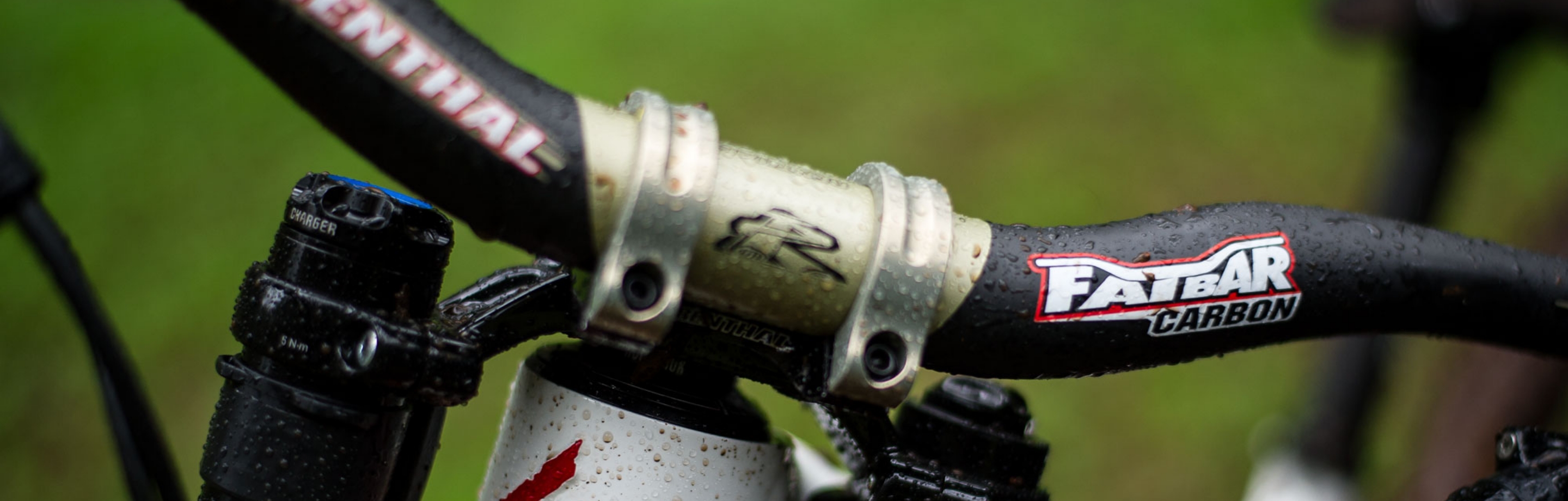 Rain-covered Renthal mountain bike handlebar with a sturdy Fatbar Carbon design.