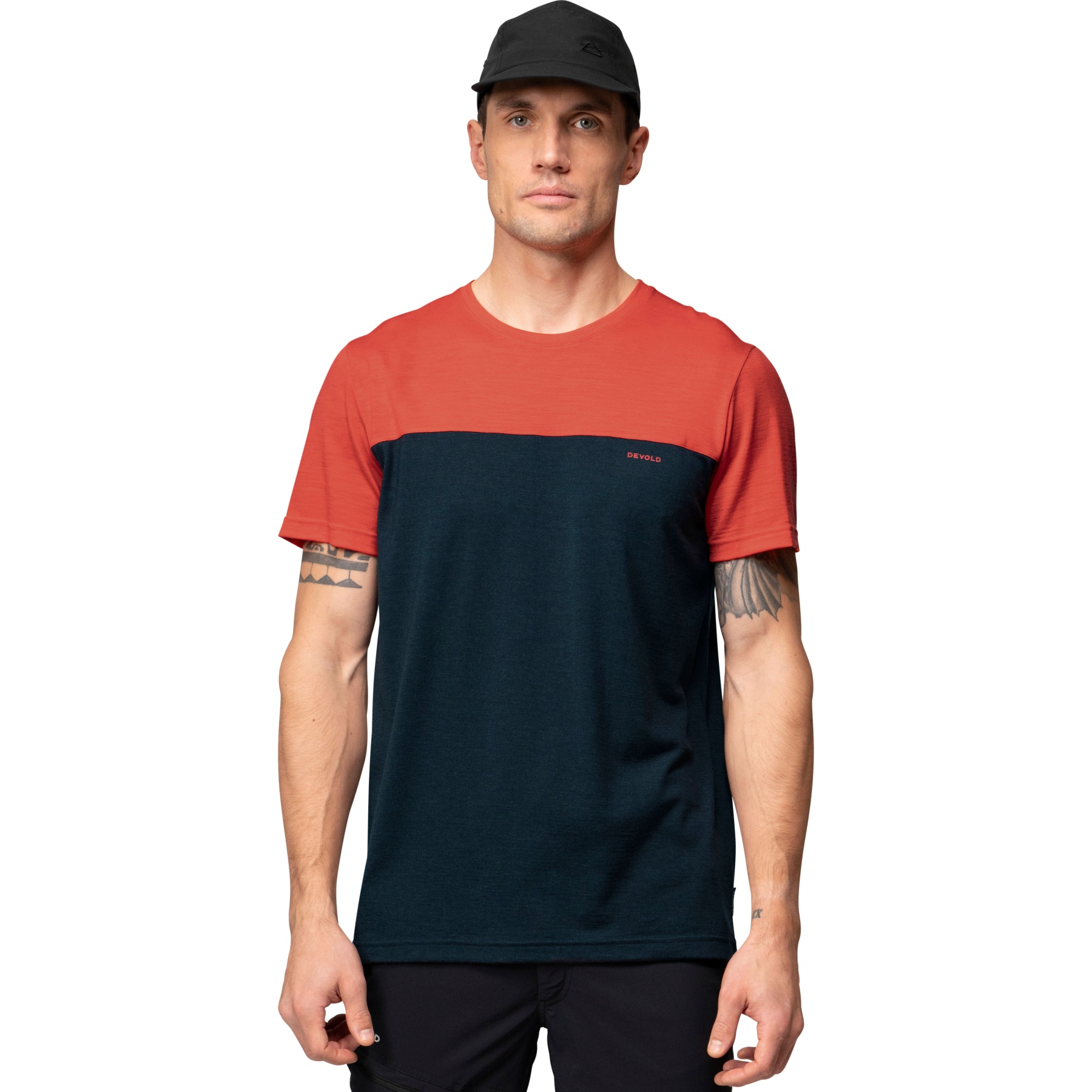 Produktbild von Devold Classic Linear T-Shirt Herren - 284J Ink/Cayenne
