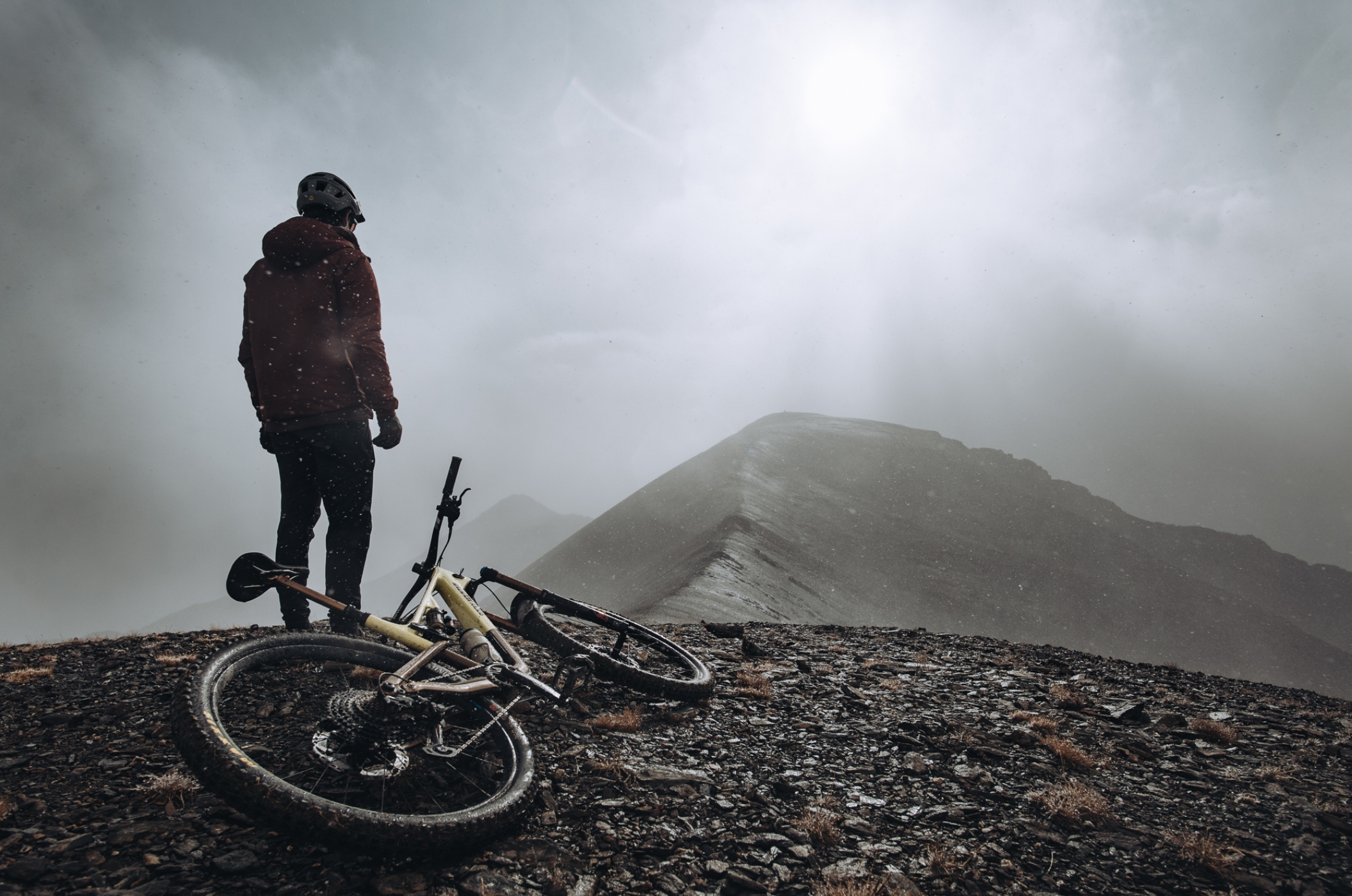 Ciclista en una bicicleta MTB Rocky Mountain