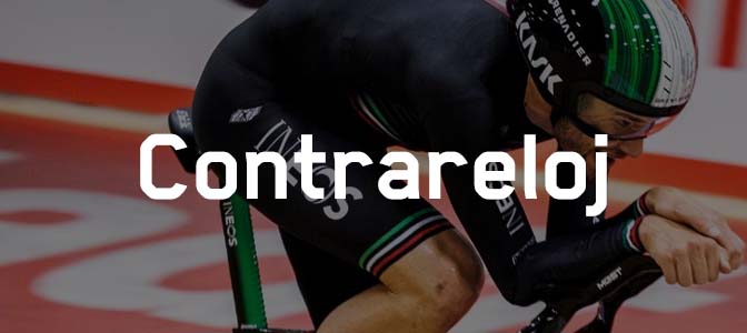 Chico, hombre en un velódromo con un casco KASK de contrareloj
