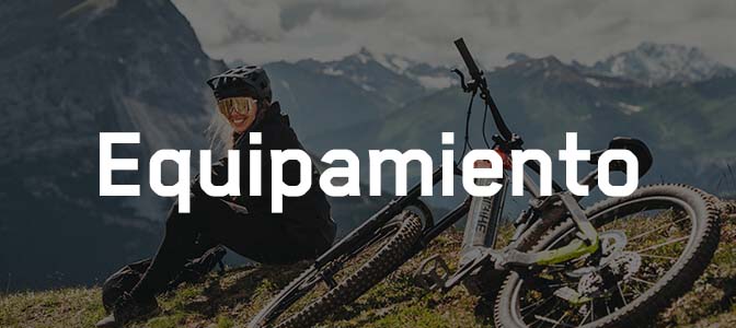 Persona descansando en las montañas con bicicleta Haibike.