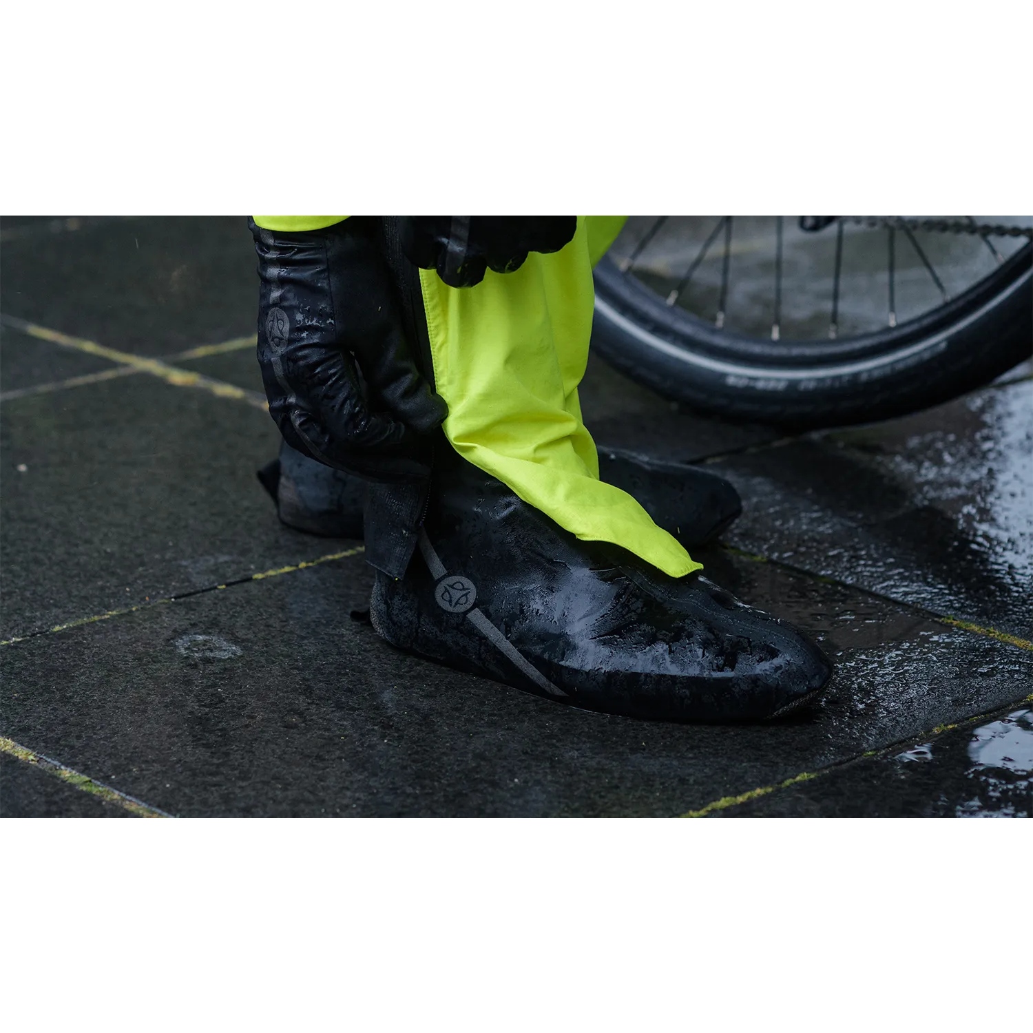 https://images.bike24.com/i/mb/54/0f/d9/agu-commuter-winter-rain-bike-boots-shoe-covers-black--20-1473249.jpg