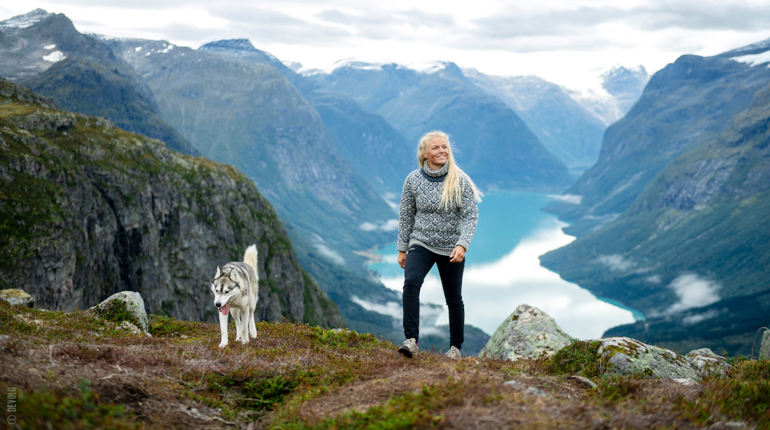 Femme portant un pull Devold en laine mérinos dans les montagnes de Norvège