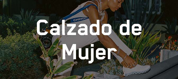 Mujer atándose los cordones de sus zapatillas On Running