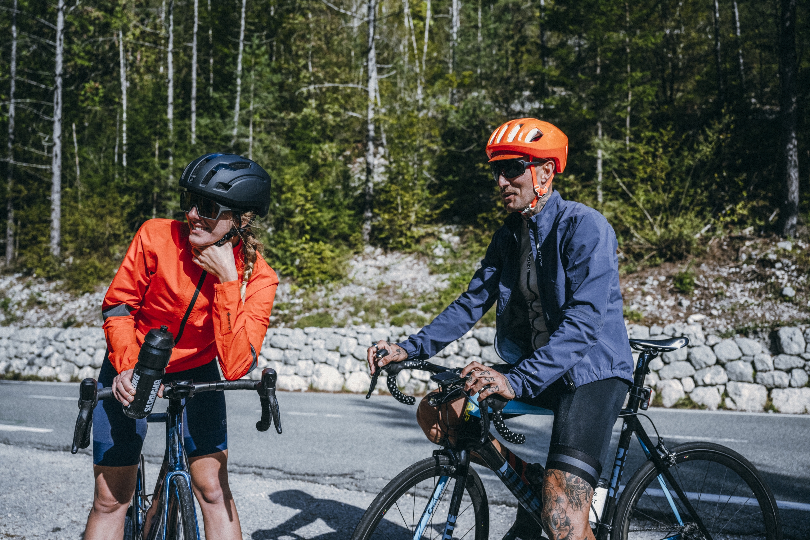 Mann und Frau im Sommer mit dünnen Fahrradjacken von GORE Wear