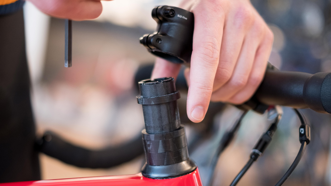 The handlebar height can be easily adjusted via headset spacers