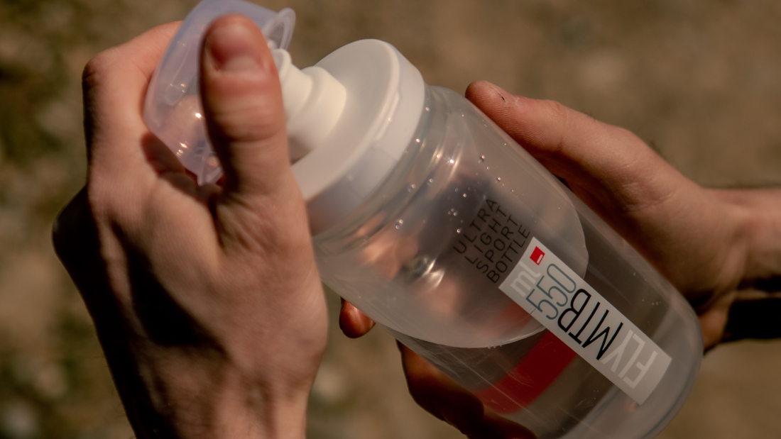 Die Wasserflaschen von Elite sind recyclebar, leicht und intuitiv in der Handhabung.