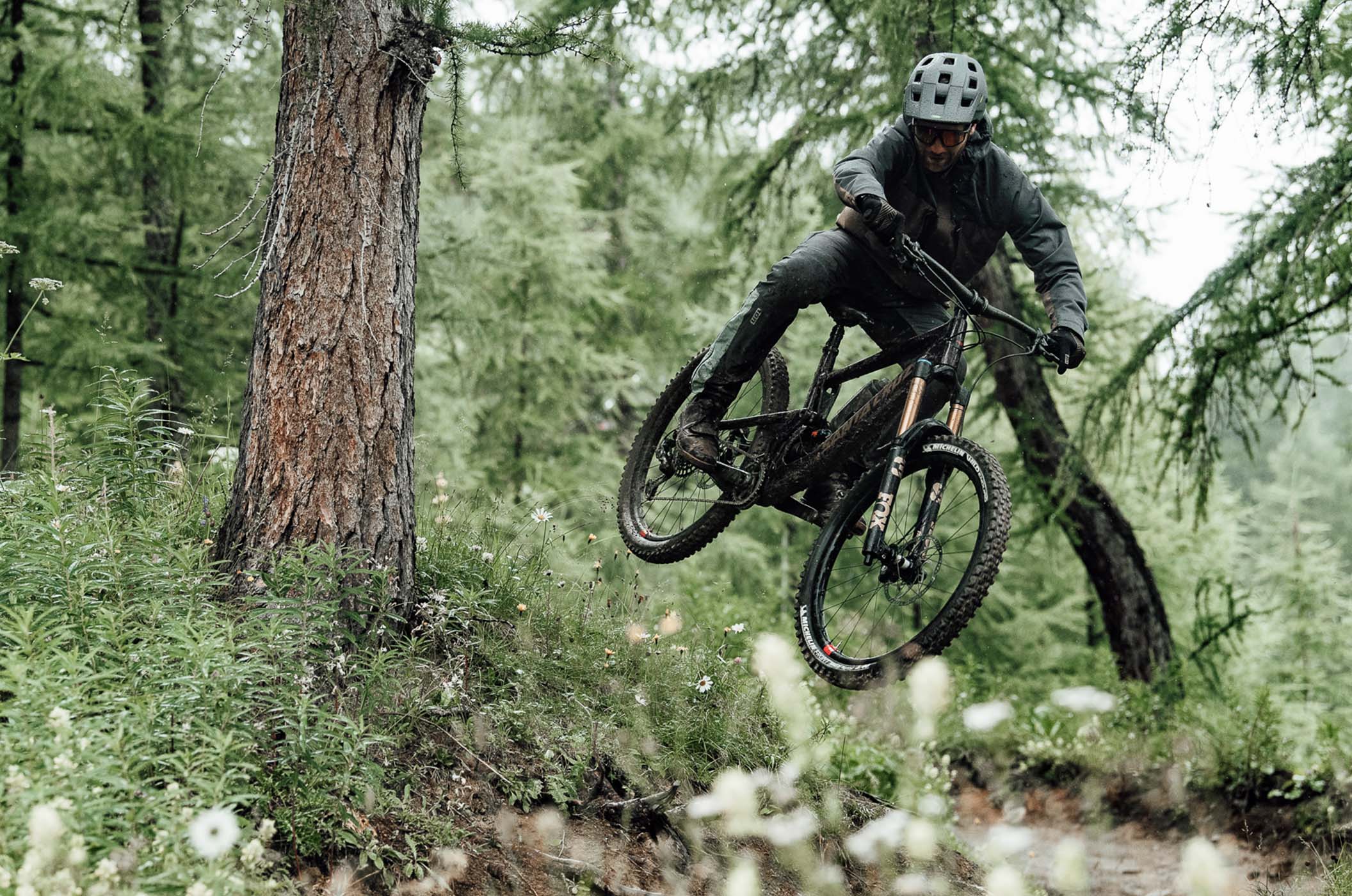 Genieße die Airtime auf den Trails dank stylisher Bekleidung, Schuhen, Schonern & Rucksäcken von ION