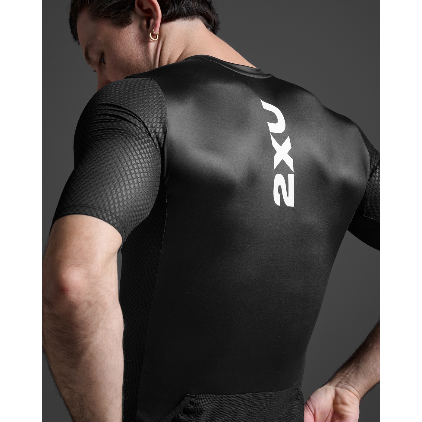 2XU Aero Hex Tri Sleeved Top Men - black/white | BIKE24