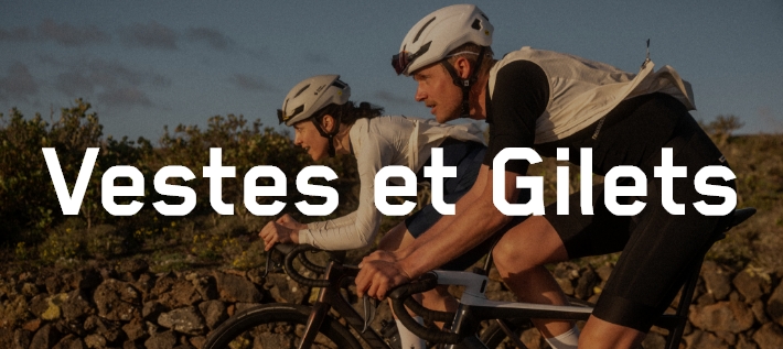 Cycliste de course avec veste et gilet.