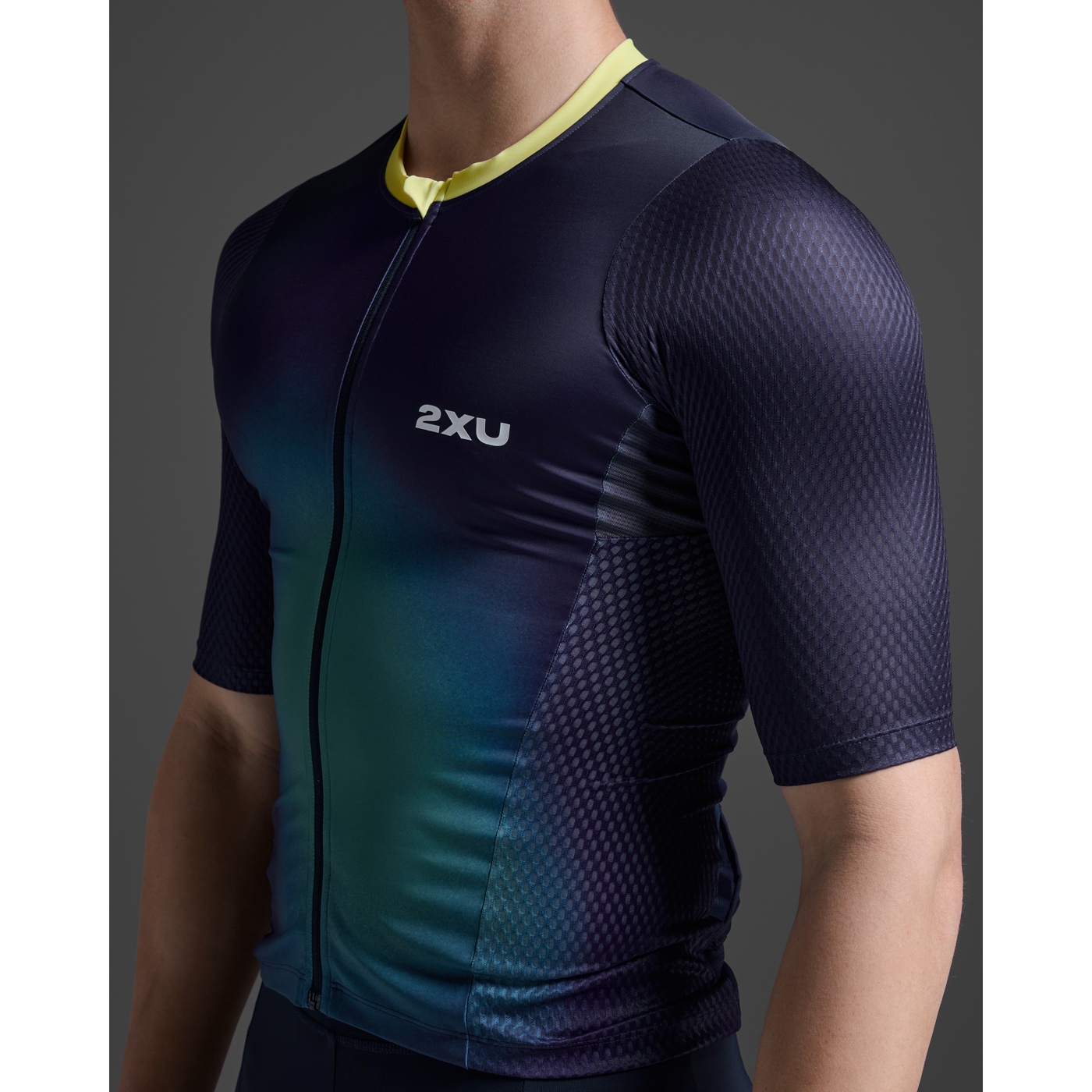 2XU Aero Hex Tri Sleeved Top Men - midnight/cool matcha | BIKE24