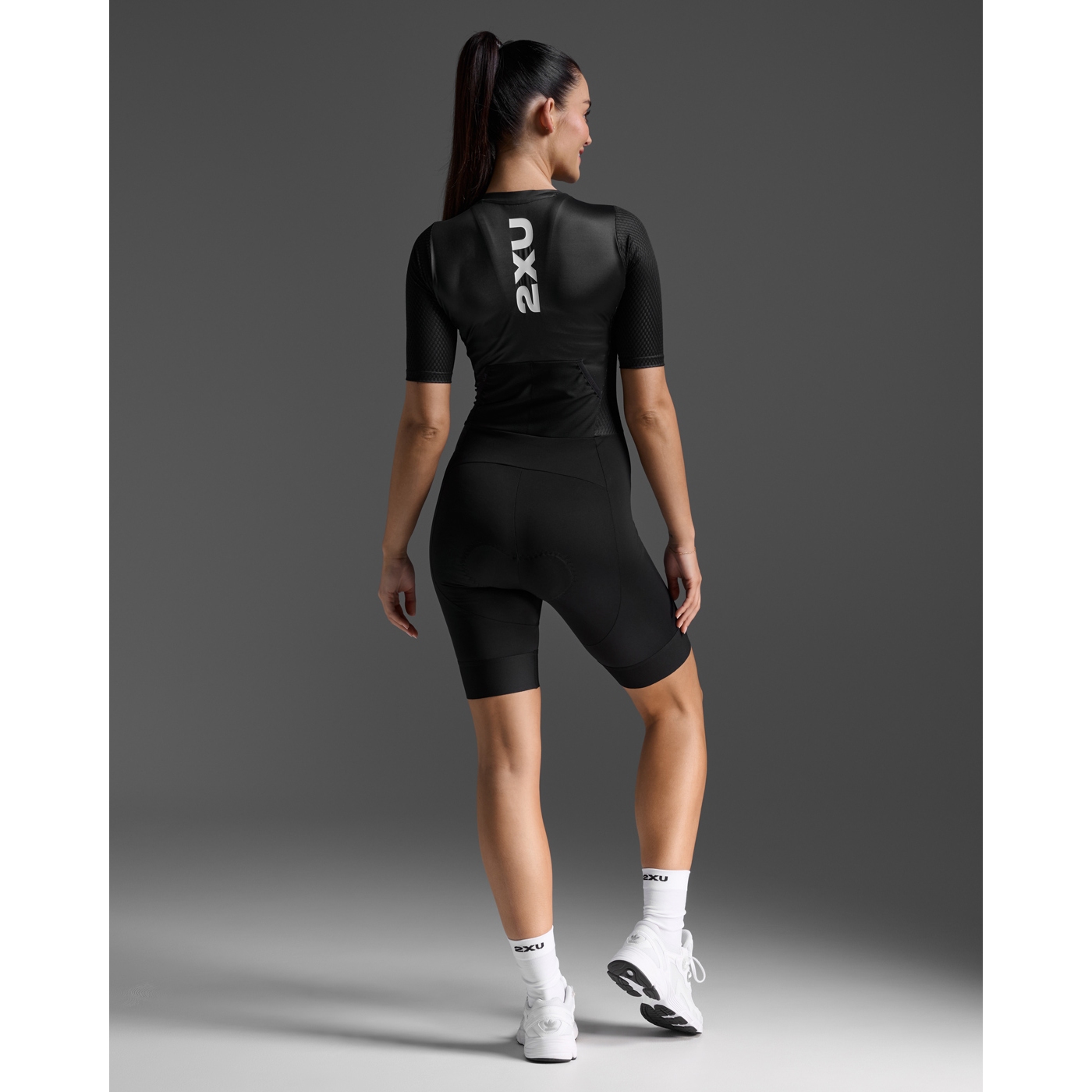 2XU Aero Hex Sleeved Trisuit Dames - zwart/wit | BIKE24