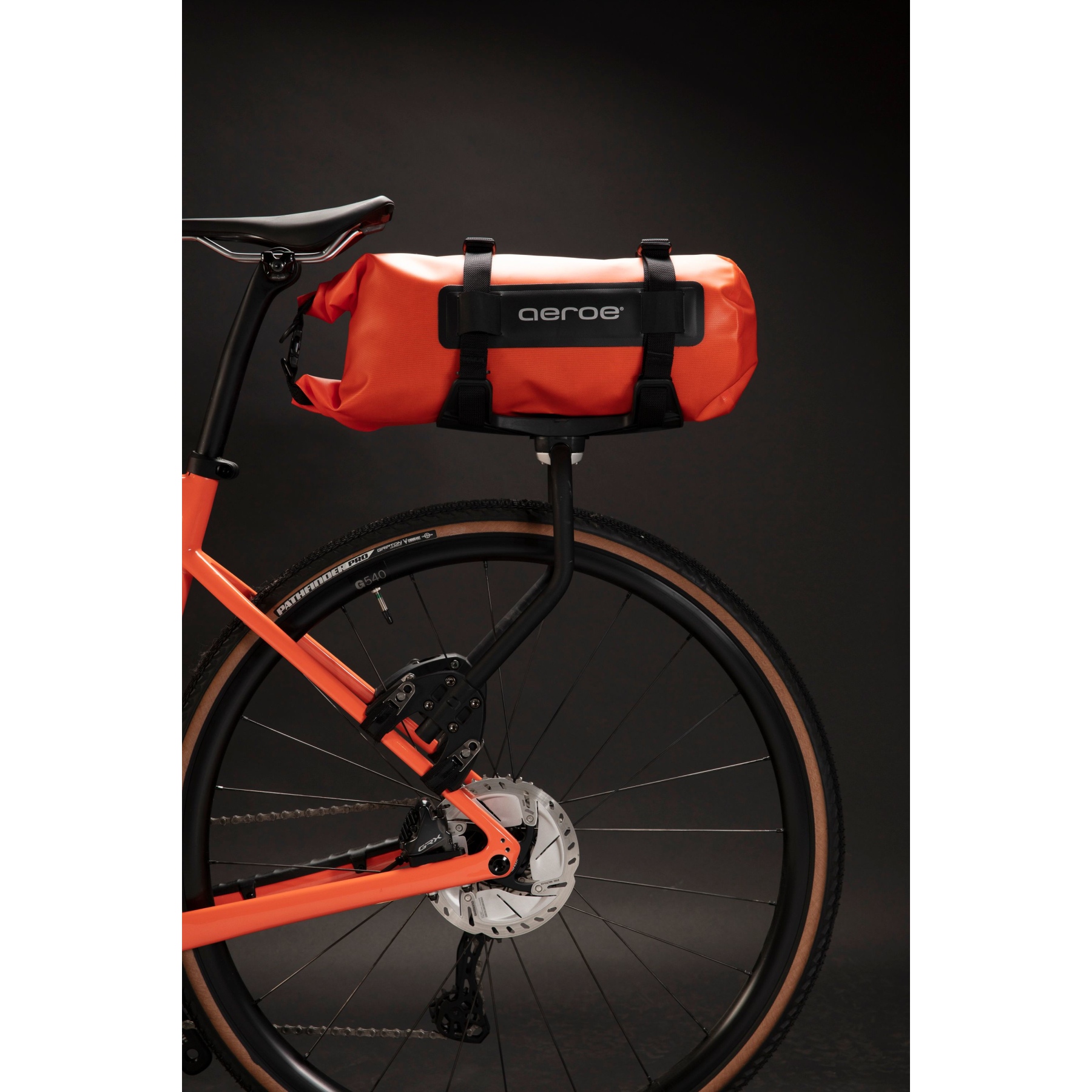https://images.bike24.com/i/mb/87/7b/06/aeroe-heavy-duty-drybag-8l-orange-14-1183301.jpg