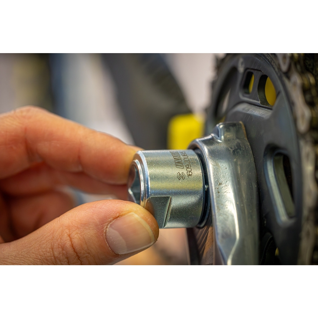 Sostuzione dell'installatore per la rimozione del compressore della Sostuzione dell'installatore per la rimozione del compressore della