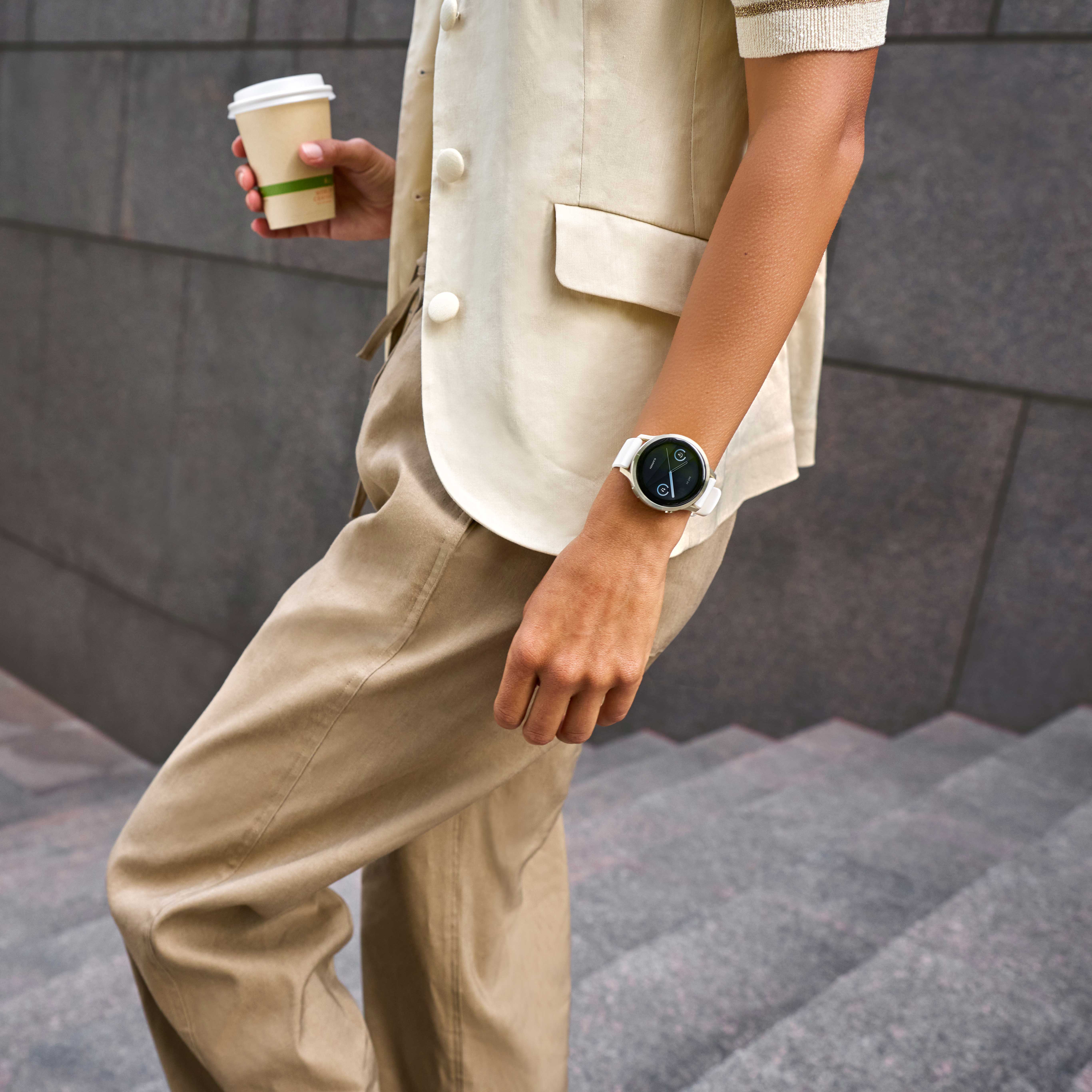 Garmin Venu 4 GPS Smartwatch - 41mm - Lunar Gold/Light Sand | BIKE24