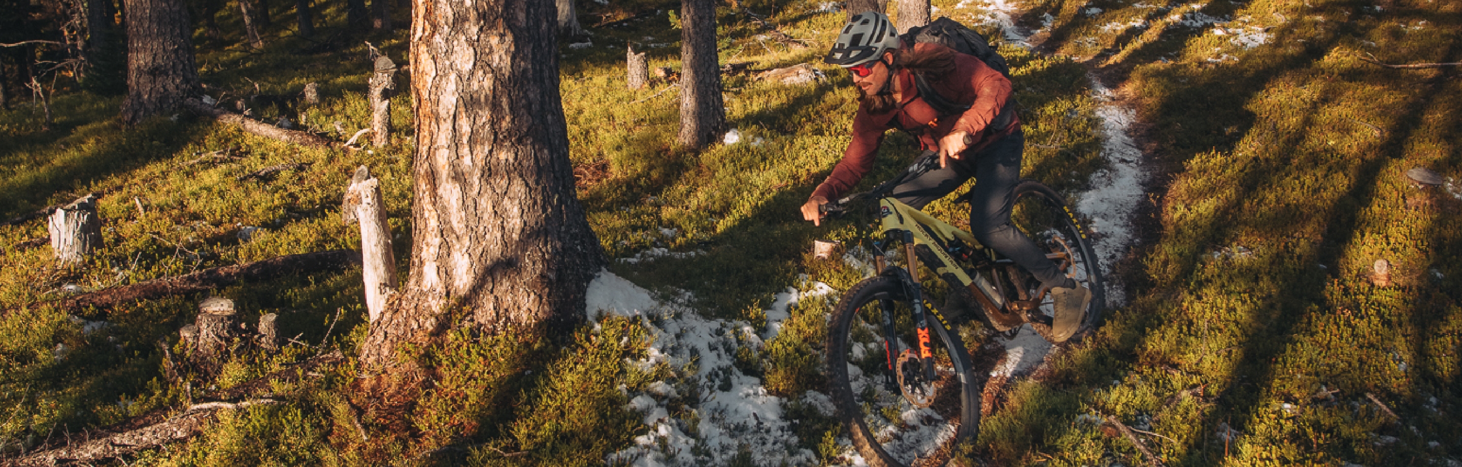 Ciclista en una bicicleta MTB Rocky Mountain