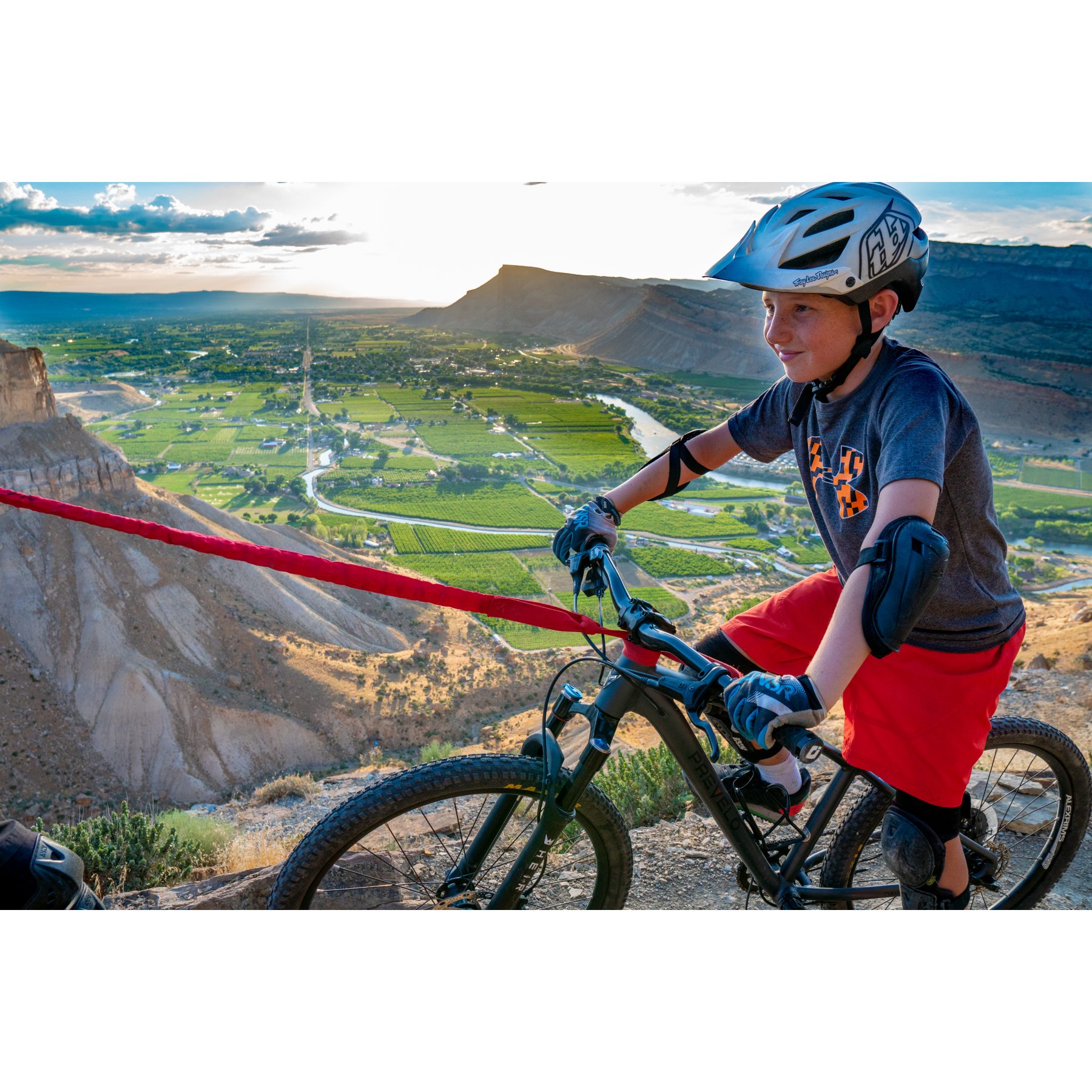 TowWhee Original Kids Tow Rope for Bicycles - red