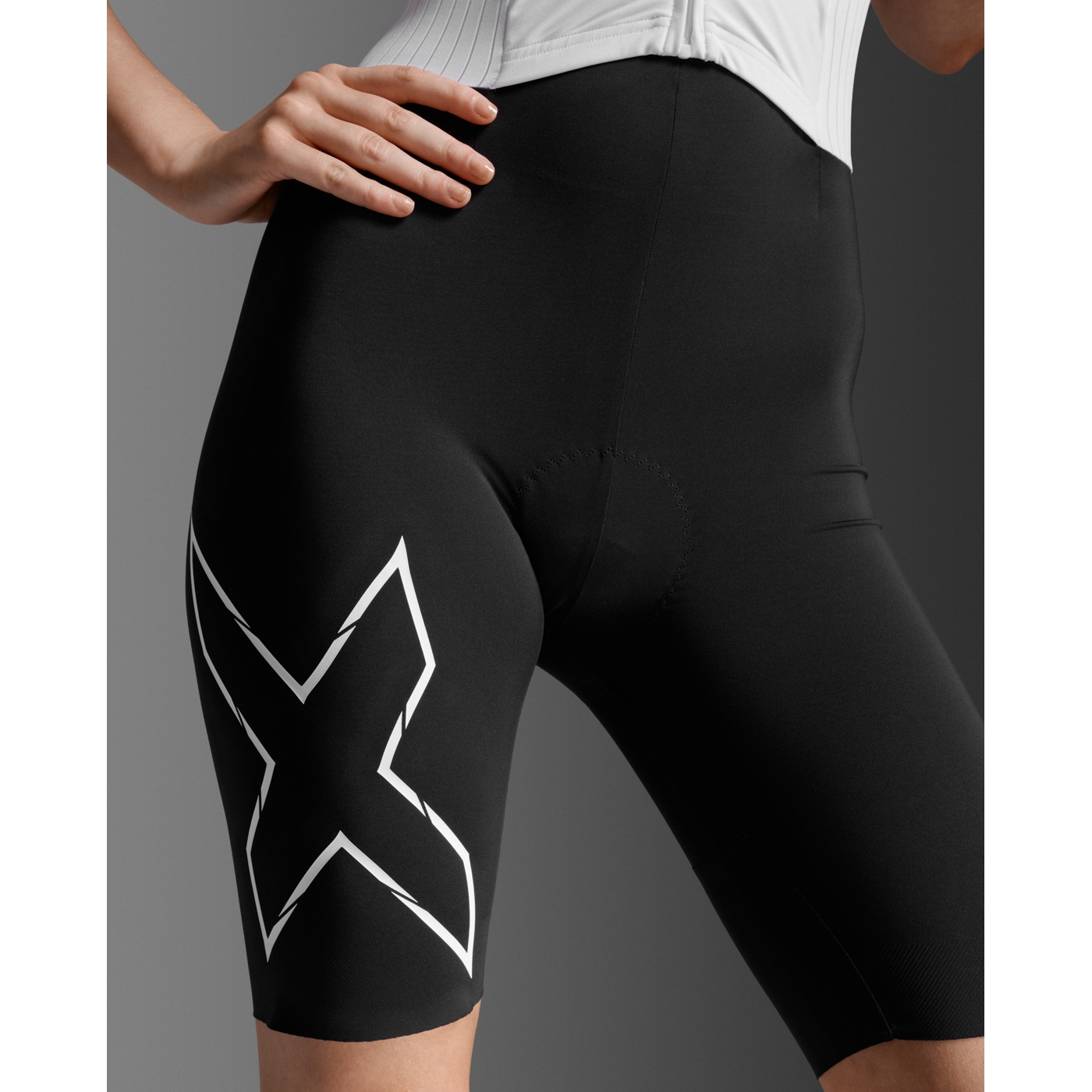 2XU Light Speed React Sleeveless Trisuit Women - black/white | BIKE24 2XU Light Speed React Sleeveless Trisuit Women - black/white | BIKE24