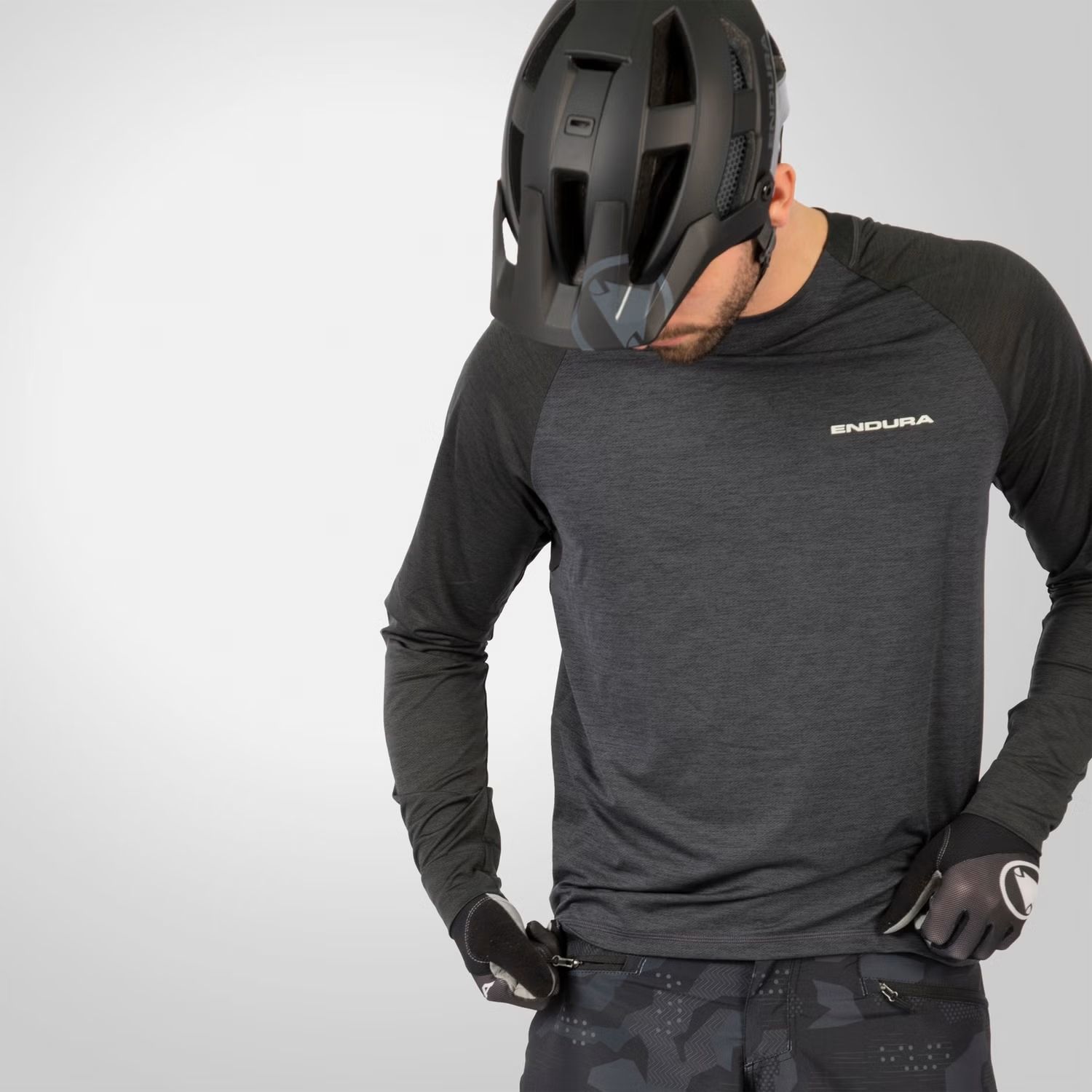 Endura SingleTrack Long Sleeve Jersey Men - pewter grey | BIKE24