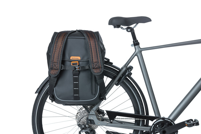 Basil Miles Tarpaulin Bicycle Daypack black orange BIKE24