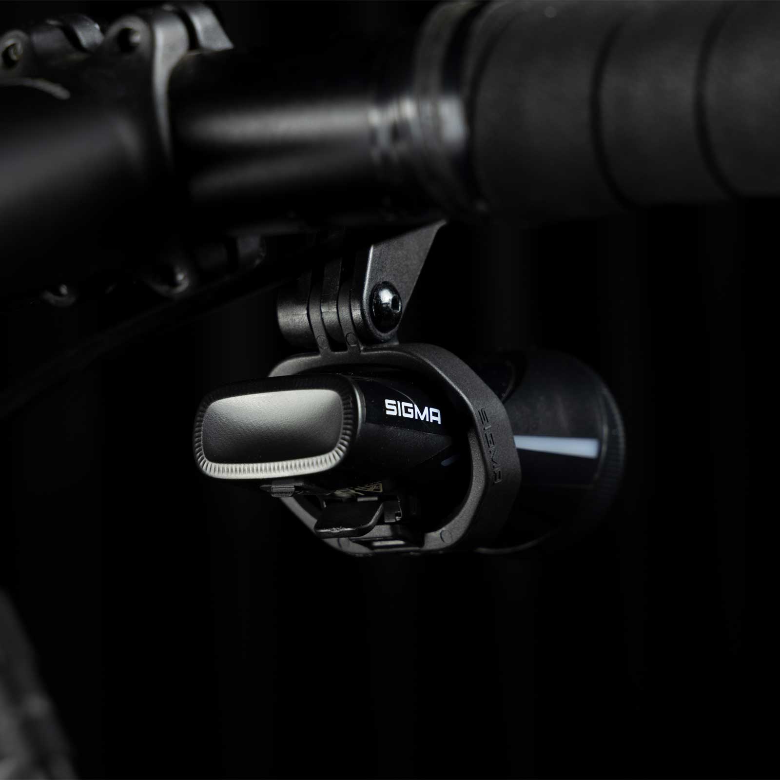 SIGMA EOX FL 100 | StVZO Zugelassene Beleuchtung Für E-Bikes | E-Bike Frontleuchte Mit 100 LUX Und OSRAM LED | Montage Mit Wenigen Handgriffen | Seitliche Sichtbarkeit