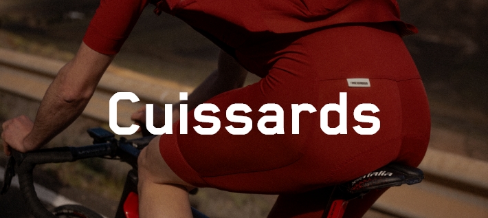 Une personne porte un short de cycliste.
